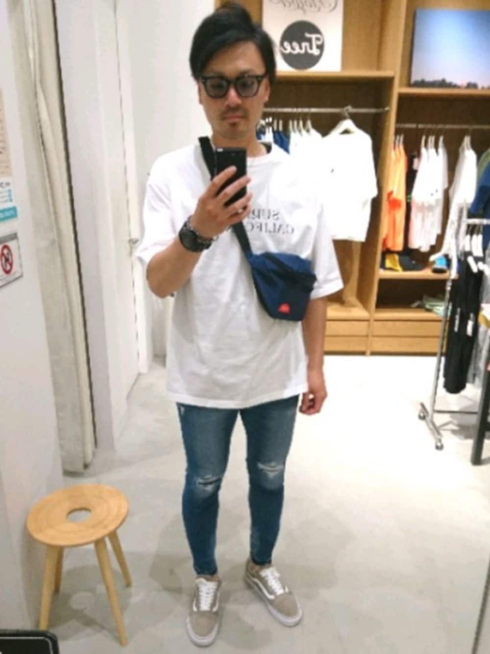 「シンプル、デニム、ビッグシルエット、ビッグT、ボディバッグ、ダメージデニムパンツ、オールドスクール、ベージュ、ラフ」｜「youthFULSURF@のyouthFULSURF@（Tシャツ/カットソー、ホワイト系）」を使った、⚾BASE⚾(ベース)さん（メンズ・185cm）の秋コーディネートの1枚目の写真