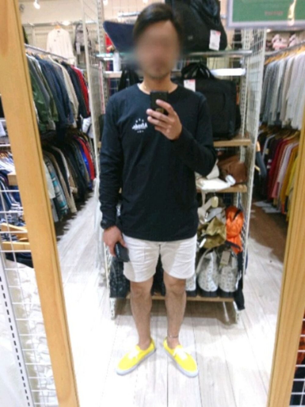 「シンプルコーデ、ラフスタイル、バックプリント、イエロー、黒、ロンT、短パン、休日スタイル、VANS」｜「AfendsのAfends ロンT（Tシャツ/カットソー、ブラック系）」を使った、⚾BASE⚾(ベース)さん（メンズ・185cm）の秋コーディネートの1枚目の写真