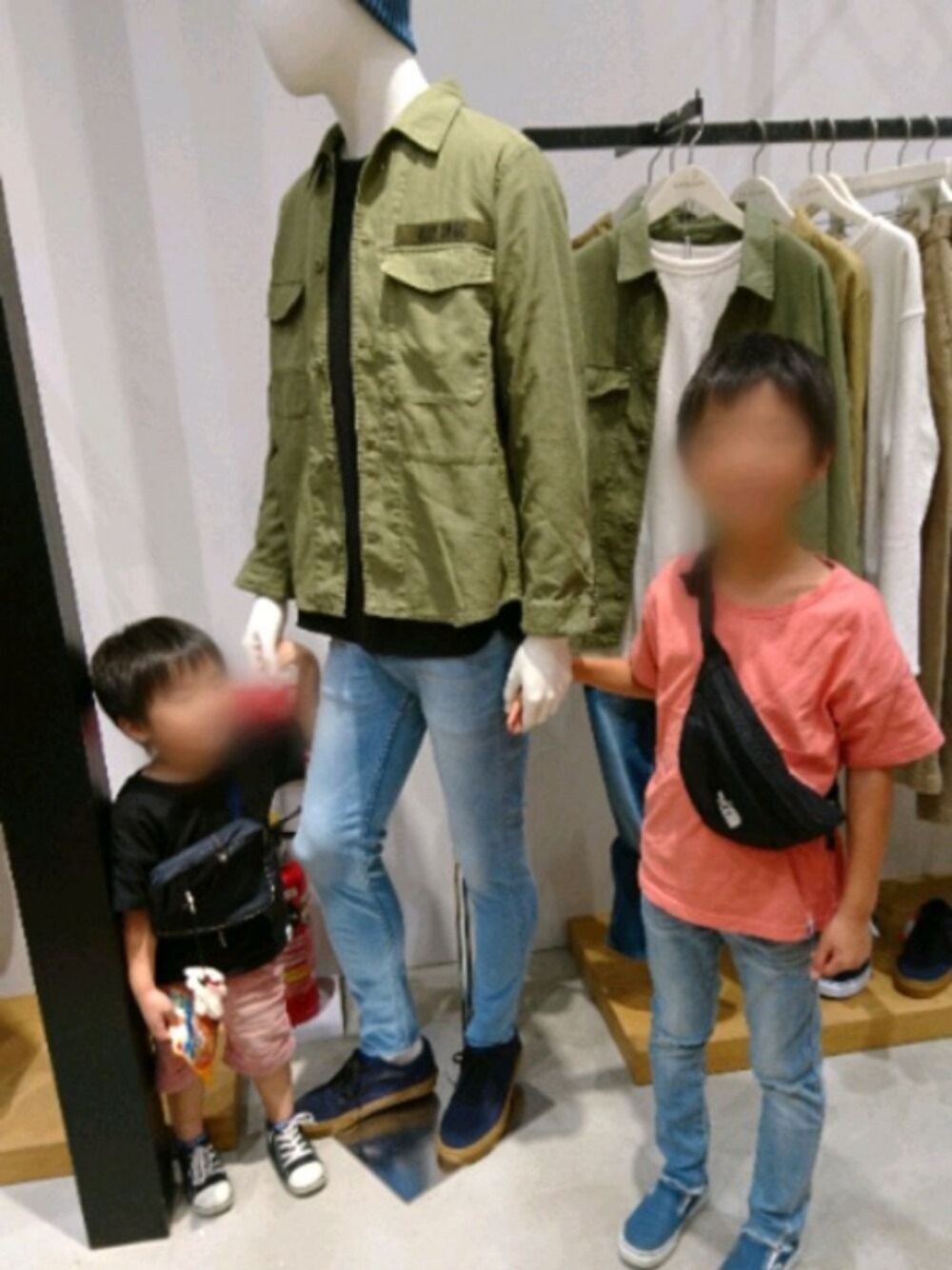 「こどもコーデ、兄弟コーディネート、おそろいコーデ、デニム、ダメージデニムパンツ、スリッポン、ノースフェイス、ボディバッグ」｜「BAYFLOWの[KIDS]バックロゴTee（Tシャツ/カットソー、ピンク系）」を使った、⚾BASE⚾(ベース)さん（メンズ・185cm）の秋コーディネートの1枚目の写真