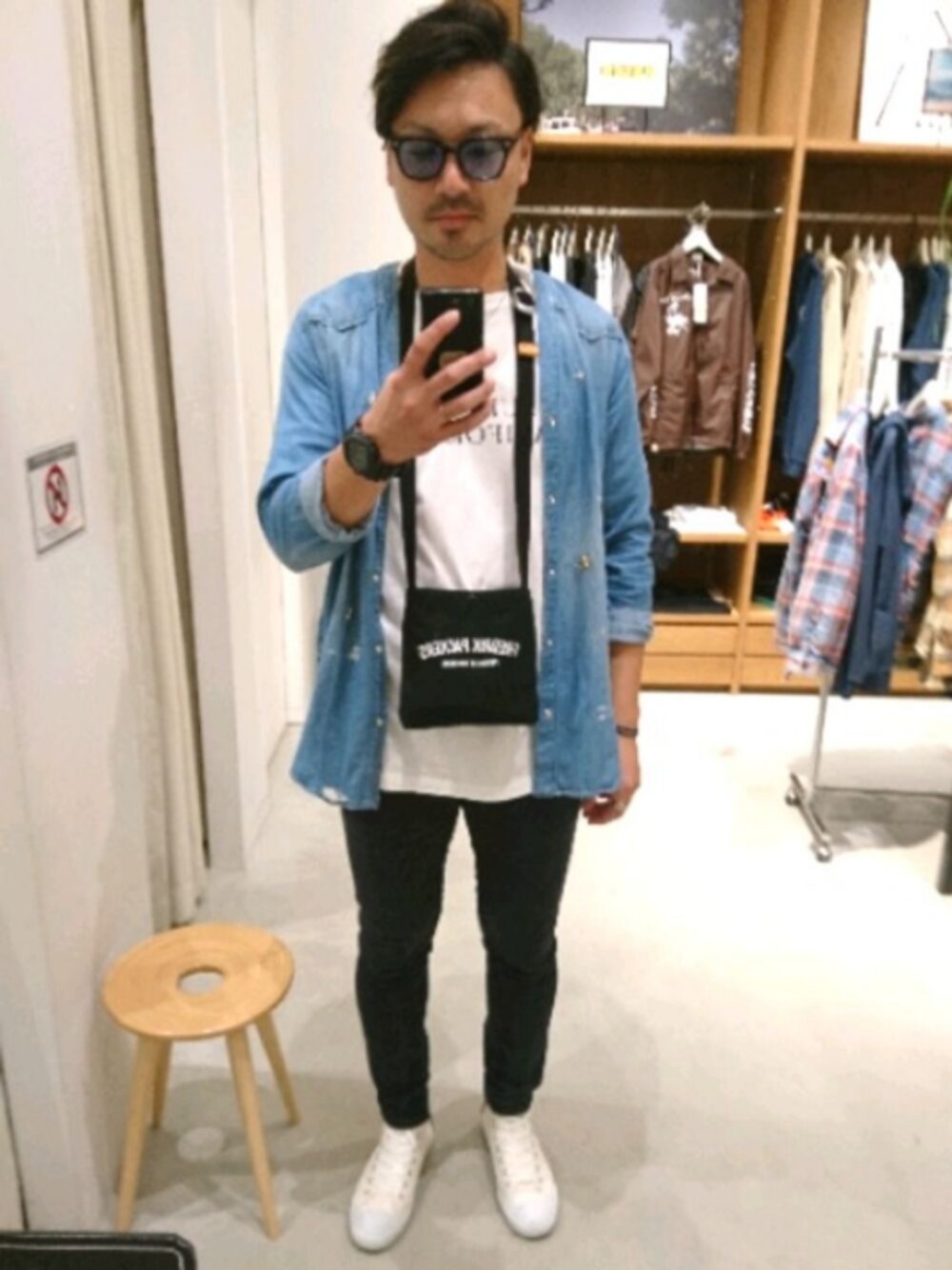 「シンプル、秋コーデ、秋服、オトナカジュアル、デニムシャツ、ノーカラーシャツ、ビッグシルエット、オールスター、スター、サコッシュ」｜「HARLEM ROUNGEの【HARLEM ROUNGE】スタースタッズデニムノーカラーシャツ（シャツ/ブラウス、ブルー系）」を使った、⚾BASE⚾(ベース)さん（メンズ・185cm）の秋コーディネートの1枚目の写真