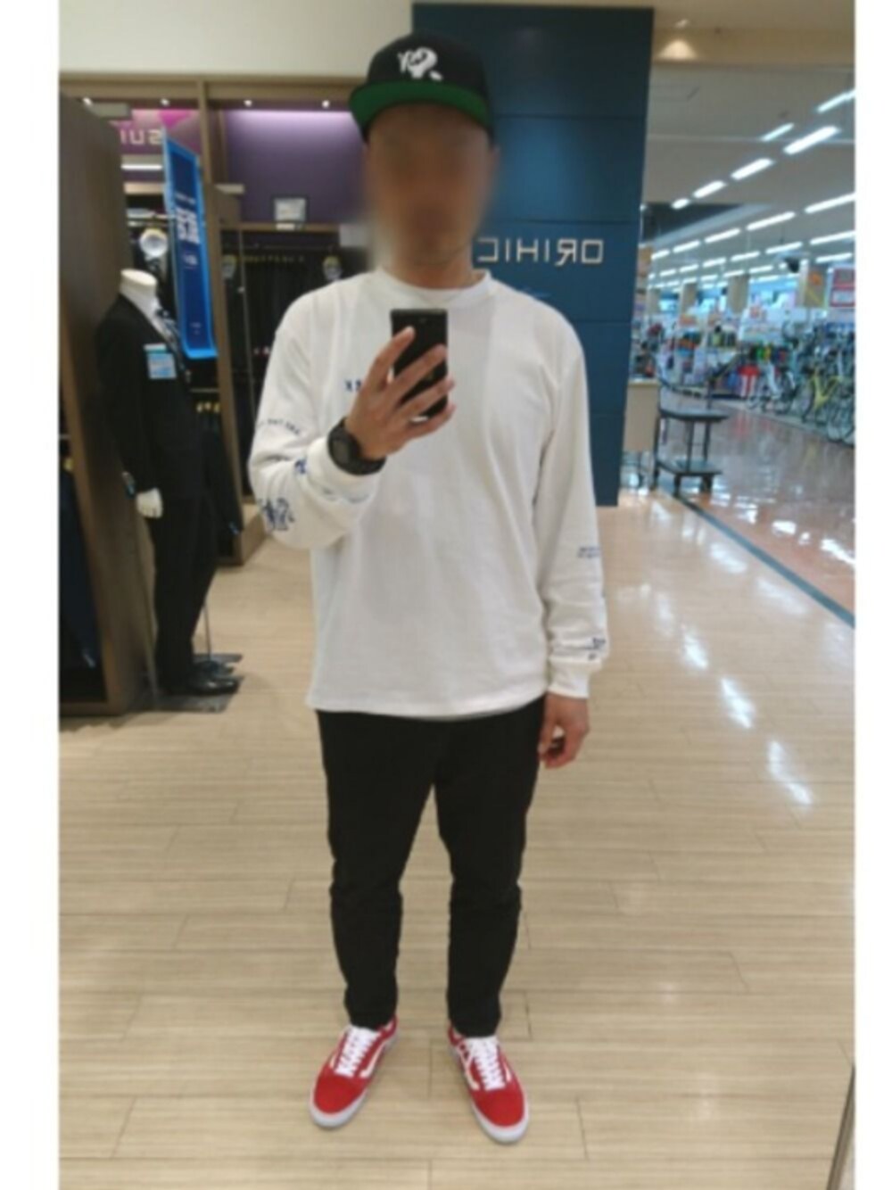 「秋コーデ、スケータースタイル、キャップ、チノパン、タックパンツ、ビックシルエット、赤、黒、テーパードパンツ、ロンT」｜「BAYFLOWのベーシックチノタックテーパー（チノパンツ、ブラック系）」を使った、⚾BASE⚾(ベース)さん（メンズ・185cm）の秋コーディネートの1枚目の写真