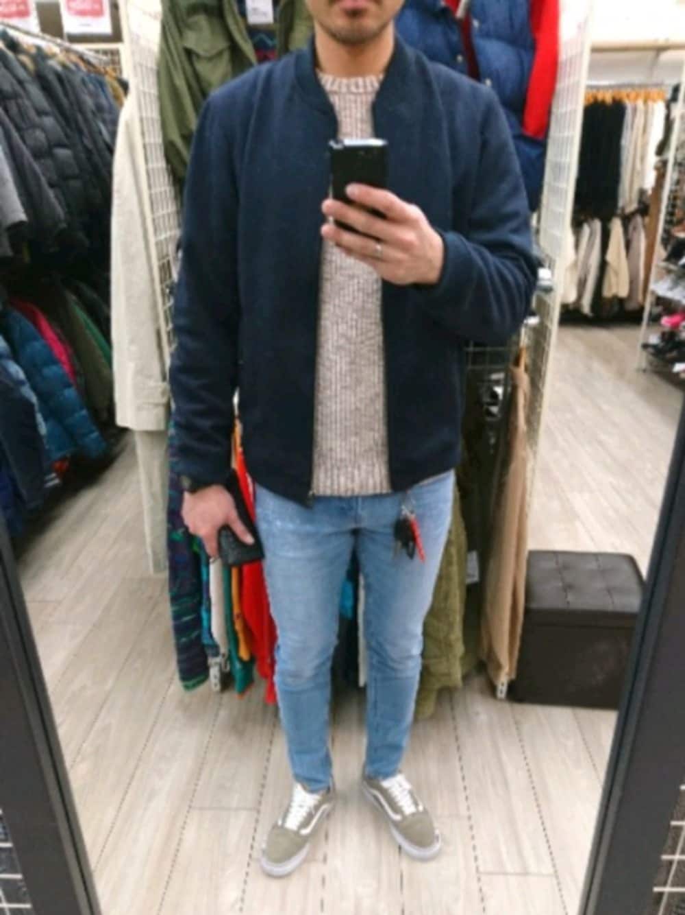 「シンプル、冬、おしゃれさんと繋がりたい、きれいめカジュアル、MA-1、ベージュ、デニムパンツ、BAYFLOW(BAYFLOW)、ニット、オールドスクール」｜「BAYFLOWのフェイクスエードリブブルゾン（ブルゾン、ブルー系）」を使った、⚾BASE⚾(ベース)さん（メンズ・185cm）の冬コーディネートの1枚目の写真