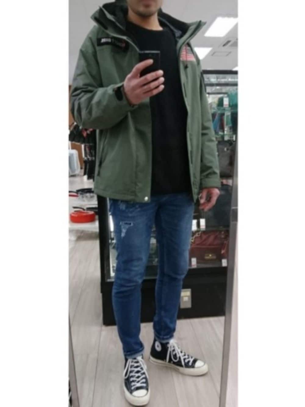 「休日コーデ、ユニクロ、カーキ、フリース、デニムパンツ、マウンテンパーカー、お洒落さんとつながりたい、converse、カジュアル」｜「schottのSCHOTT ショット / SCH-COMMERCIAL FIELD PARKA コマーシャルフィールドマウンテンパーカー / 3192040（マウンテンパーカー、グリーン系）」を使った、⚾BASE⚾(ベース)さん（メンズ・185cm）の冬コーディネートの1枚目の写真