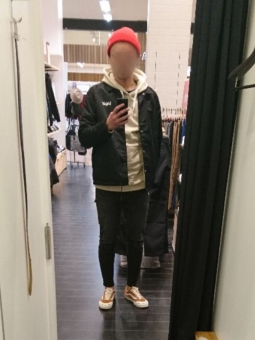 「ブラウン色に染まれ、おしゃれさんと繋がりたい、ベージュ、赤×黒、パーカー、黒スキニー、コーチジャケット、冬コーデ、ビックシルエット、STYLE36」｜「EVERLAST(スポーツ・ライフスタイル)の【EVERLAST（エバーラスト)】別注 ボアコーチジャケット（ブルゾン、ブラック系）」を使った、⚾BASE⚾(ベース)さん（メンズ・185cm）の冬コーディネートの1枚目の写真