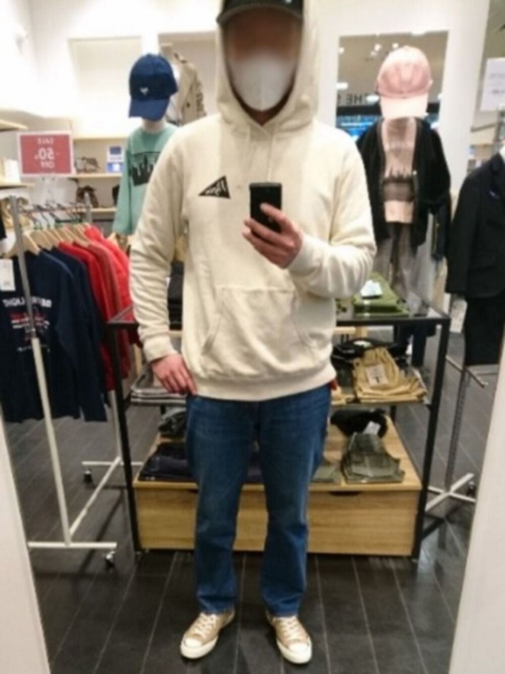 「シンプル、パーカー、ストレートデニム、デニムパンツ、converse、ラフ、ベースボールキャップ、キャップ、春コーデ」｜「Pilgrim Surf SupplyのPilgrim Surf+Supply / Pennant Logo Hoody（パーカー、ホワイト系）」を使った、⚾BASE⚾(ベース)さん（メンズ・185cm）の春コーディネートの1枚目の写真