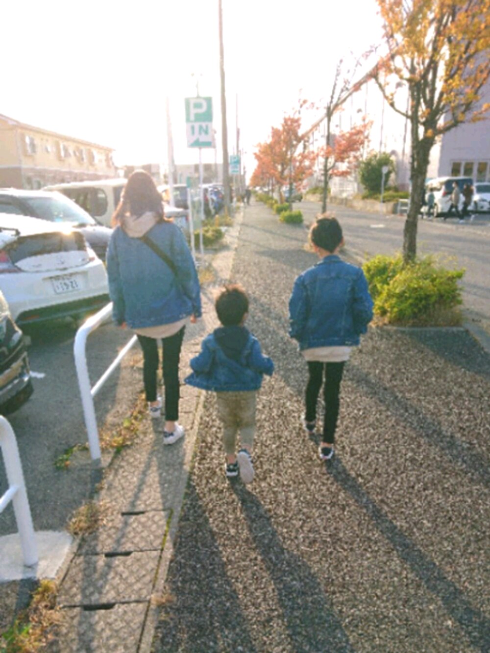 「秋のコーデ、デニムジャケット、デニムコーデ、パーカー、親子コーデ、リンクコーデ、カジュアルコーデ、スキニー、リブパンツ、コーデュロイ」｜「GAPのスーパーソフト デニムジャケット（デニムジャケット、ブルー系）」を使った、⚾BASE⚾(ベース)さん（メンズ・185cm）の秋コーディネートの1枚目の写真