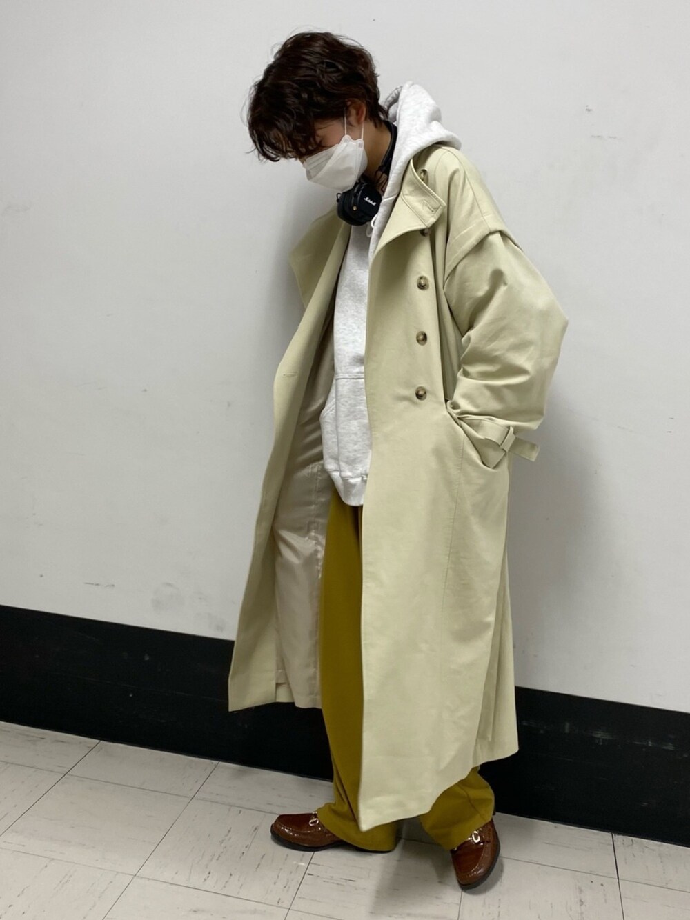 「パーカー グレー、パーカー、パーカーコーデ、パーカー女子、カラーパンツ、イエローパンツ、ショートヘア、ショートパーマ、高身長女子、主役はカラーパンツ」｜「WHO'S WHO galleryの【KOOKY'N/クーキー】 カレッジパーカー（パーカー、グレー系）」を使った、tajiさん（レディース・168cm）の春コーディネートの1枚目の写真