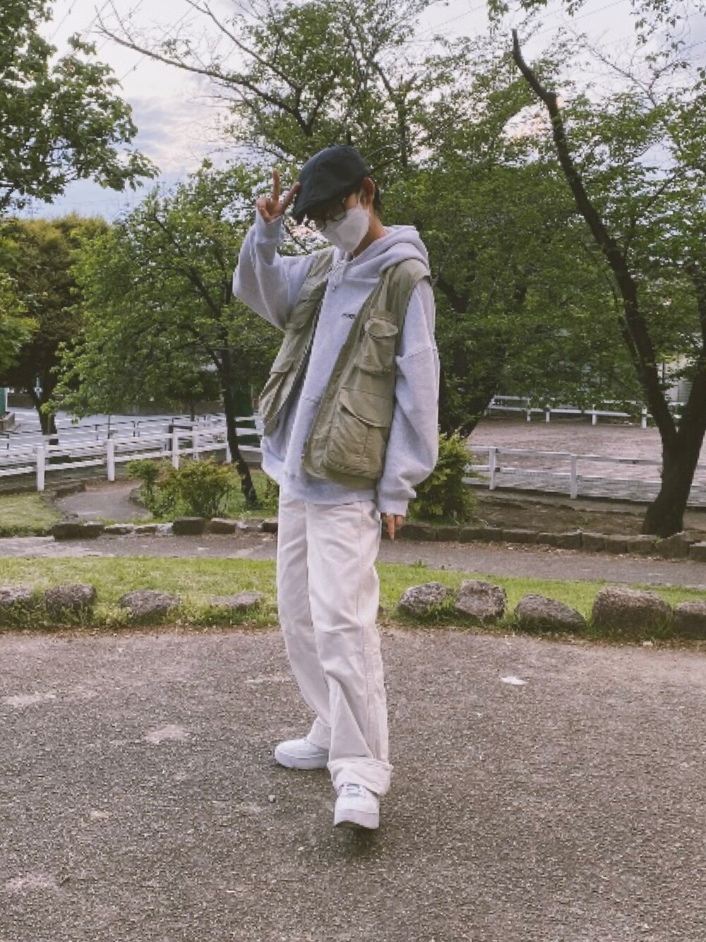 「パーカー、ハンチング、メガネ女子、伊達メガネ、古着、フィッシングベスト、ベスト、白デニム、AF1、ショートヘア」｜「WHO'S WHO galleryの【KOOKY'N/クーキー】 カレッジパーカー（パーカー、グレー系）」を使った、tajiさん（レディース・168cm）の春コーディネートの1枚目の写真