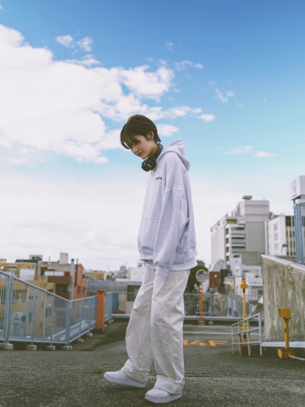 「シンプル、パンツスタイル、メンズライク、休日コーデ、デニムパンツ、ワントーンコーデ、ホワイトデニム、パーカー、パーカーコーデ、ショートヘア」｜「WHO'S WHO galleryの【KOOKY'N/クーキー】 カレッジパーカー（パーカー、グレー系）」を使った、tajiさん（レディース・168cm）の春コーディネートの1枚目の写真