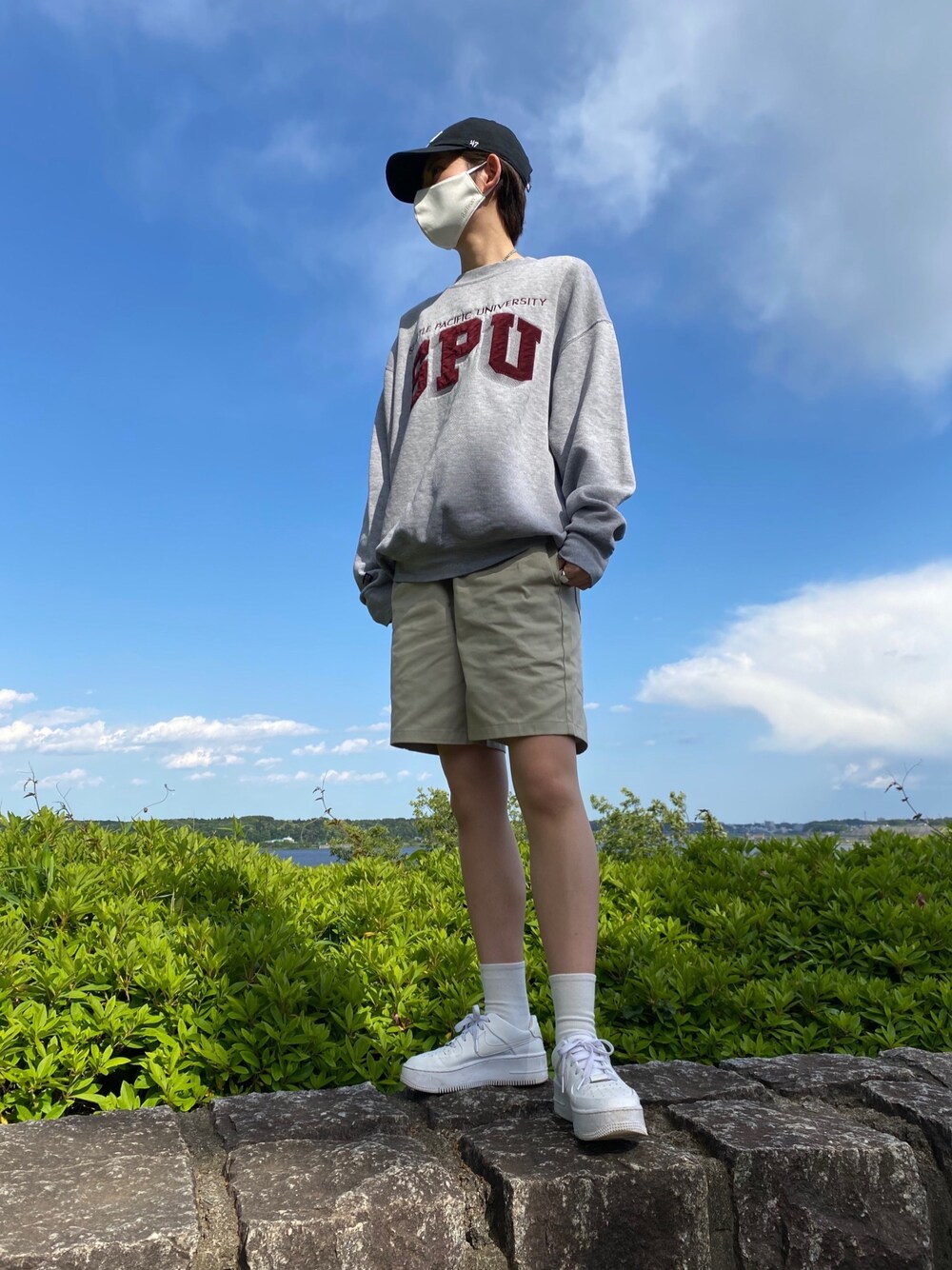 「休日コーデ、プチプラコーデ、キャップ女子、メンズライク、古着、古着MIX、スニーカーコーデ、夏コーデ」｜「GUのアイテム（チノパンツ、ベージュ系）」を使った、tajiさん（レディース・168cm）の春コーディネートの1枚目の写真