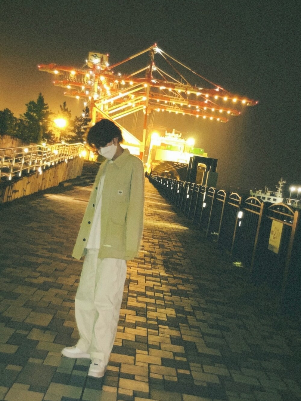 「メンズライク、stussy」｜「STUSSYのアイテム（シャツ/ブラウス、イエロー系）」を使った、tajiさん（レディース・168cm）の春コーディネートの1枚目の写真