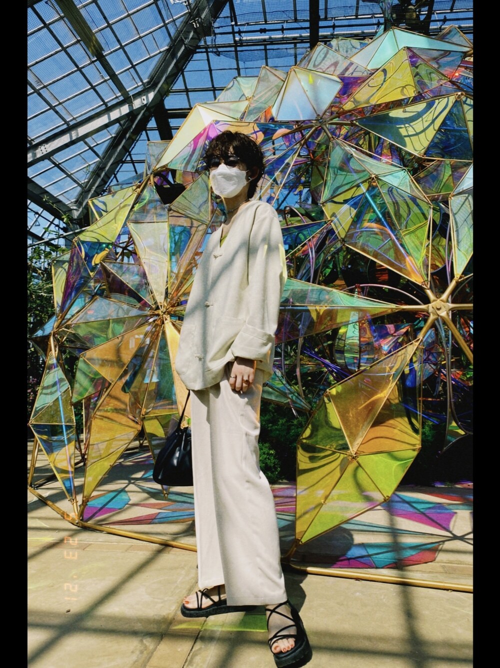 「これが私をアゲる服、厚底サンダル、チャイナシャツ、チャイナ、セットアップ、ワントーンコーデ、オールホワイト、ホワイトコーデ、Kastane、サングラス」｜「WHIMSICの【WHIMSIC】チャイナVネックジャケット（その他アウター、ホワイト系）」を使った、tajiさん（レディース・168cm）の春コーディネートの1枚目の写真