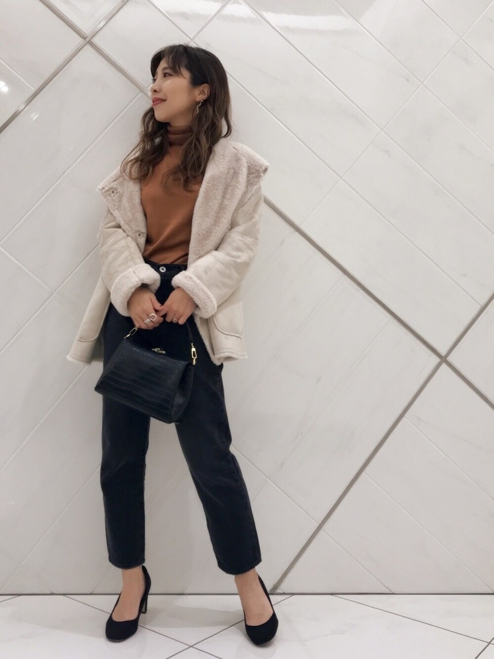 「ムートンコート、ファーコート、タートルネック、キャメル、デニム、デニムパンツ、テーパードパンツ、オトナカジュアル、アーバンリサーチ、URBAN RESEARCH」｜「URBAN RESEARCHのカシミヤウールタートルニット（ニット/セーター、イエロー系）」を使った、SAKI.さん（レディース・161cm）の秋コーディネートの1枚目の写真