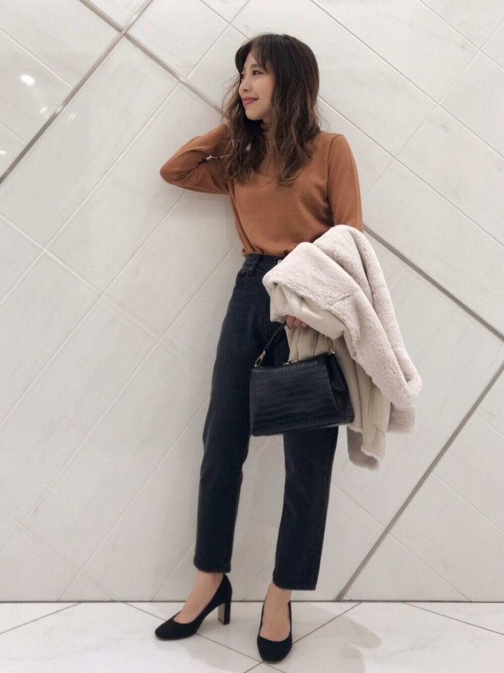 「キャメル、ブラウン、タートルネック、ムートンコート、デニムパンツ、テーパードパンツ、ワイドデニム、オトナカジュアル、アーバンリサーチ、URBAN RESEARCH」｜「URBAN RESEARCHのカシミヤウールタートルニット（ニット/セーター、イエロー系）」を使った、SAKI.さん（レディース・161cm）の秋コーディネートの1枚目の写真