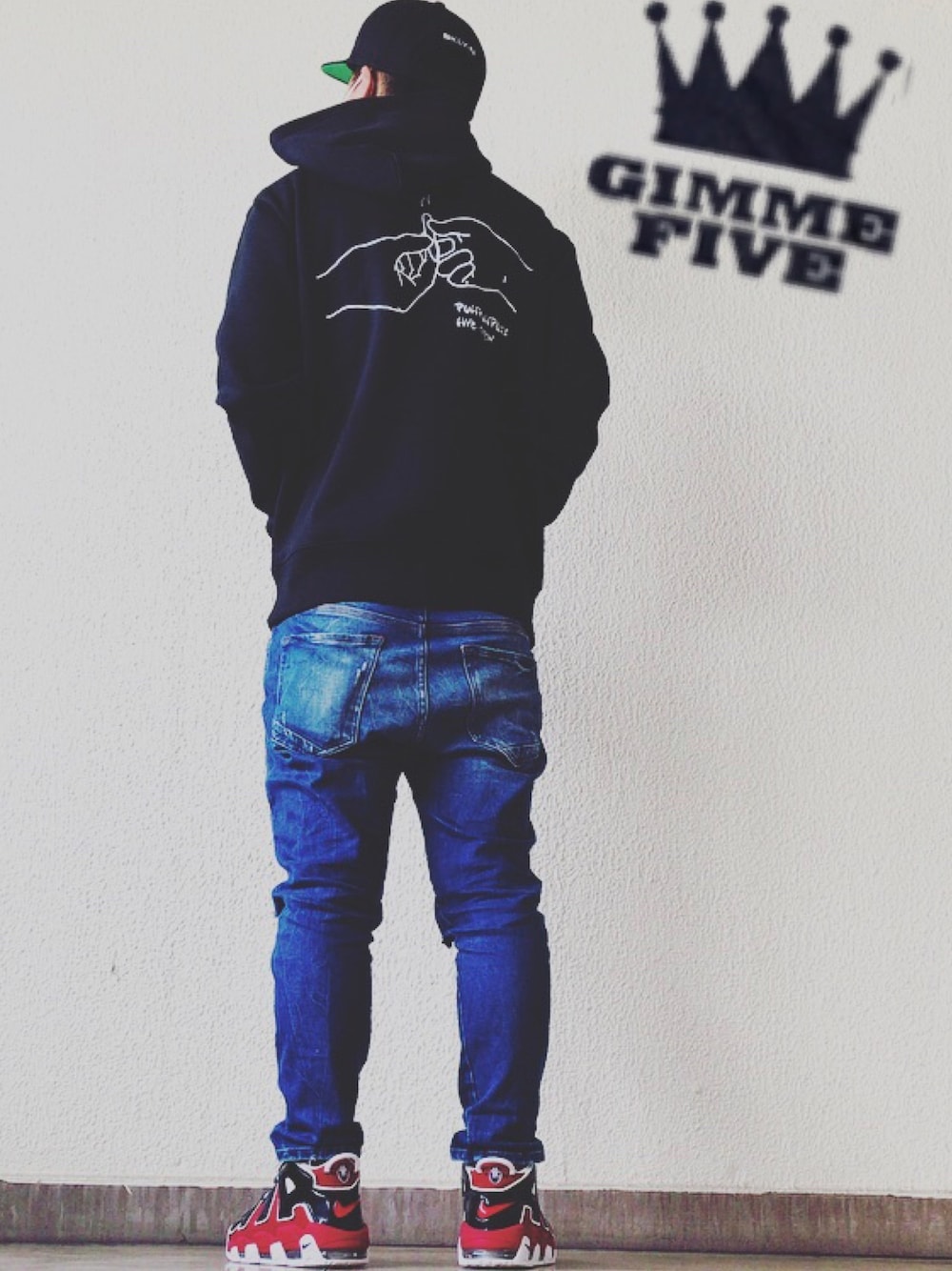 「Gimme Fiveのアイテム（パーカー、ブラック系）」を使った、kakeruさん（メンズ・172cm）の冬コーディネートの1枚目の写真