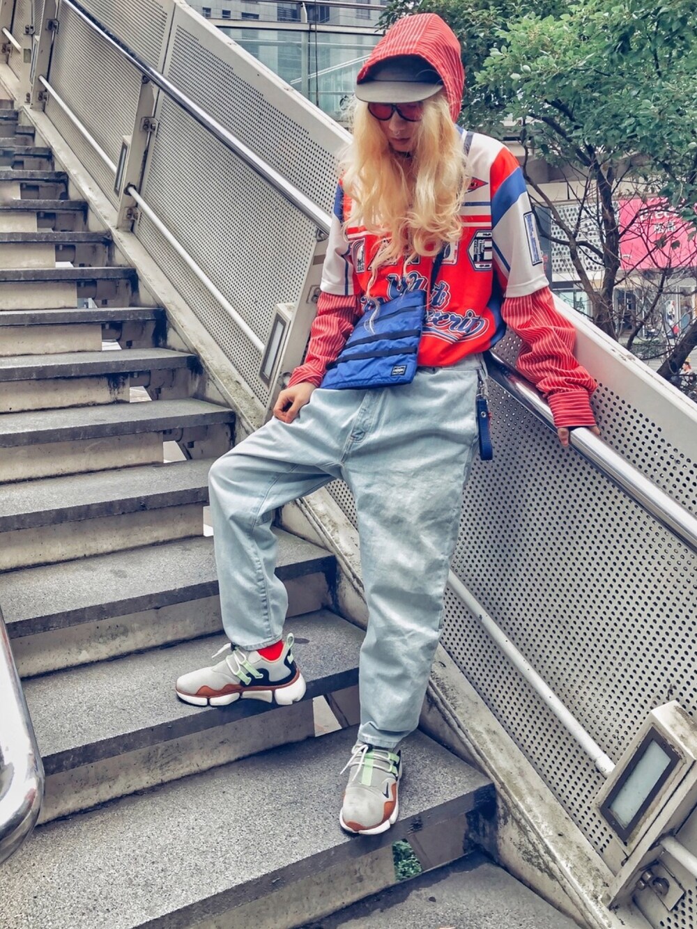 オレンジ系のTシャツ/カットソー、ブルー系のバッグ、ブルー系のバッグを着用したメンズの冬コーディネートの1枚目の写真