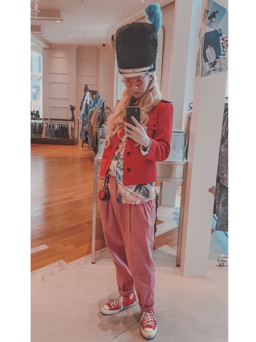 「FENDI、ootd、街頭穿搭、休閒、復古、fashion、blogger、pink、red、vintage」｜「FENDIのアイテム（エコバッグ/サブバッグ、レッド系）」を使った、chuckle掐口さん（メンズ・172cm）の冬コーディネートの1枚目の写真
