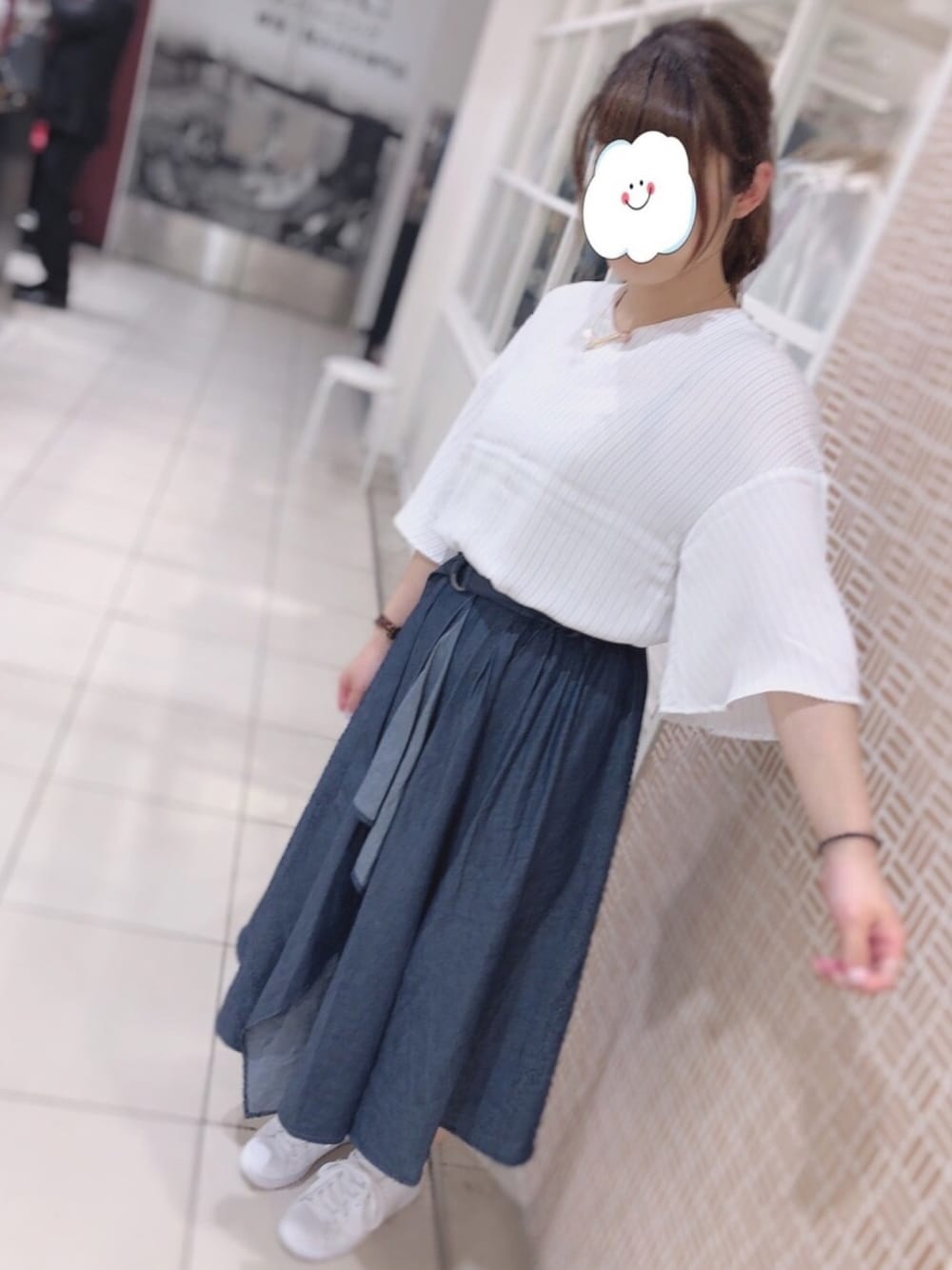 「earth music&ecology、デニム、adidas、ラップスカート、とろみシャツ、ストライプ、バックリボン」｜「earth music&ecologyのアイテム（デニムスカート、ブルー系）」を使った、さきめろさん（レディース・160cm）の春コーディネートの1枚目の写真