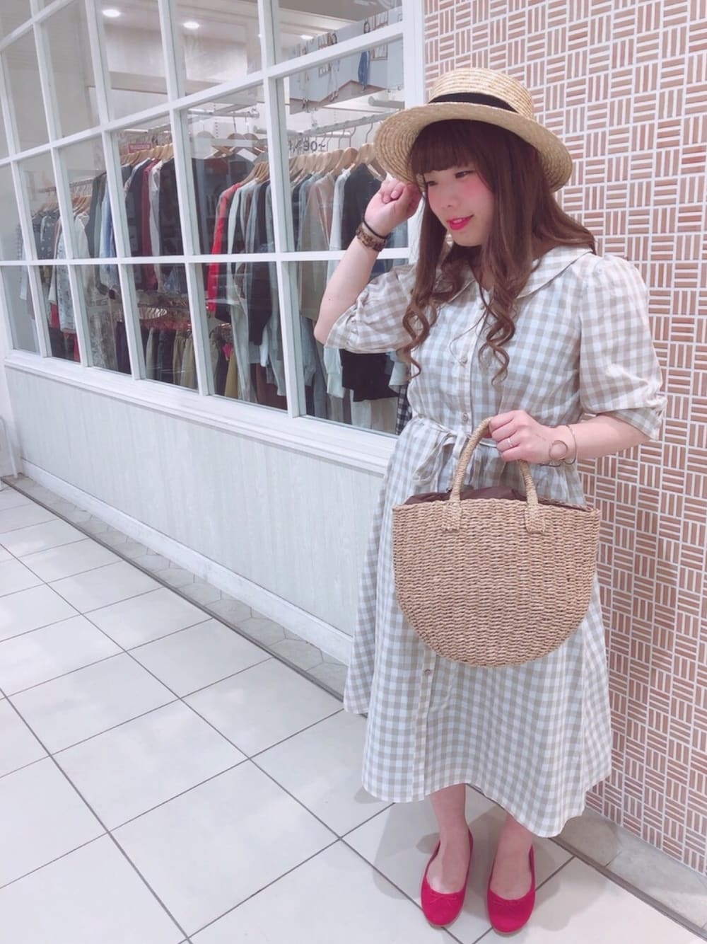 「earth music&ecology、nicoron、ギンガムチェック、夏コーデ、ORiental TRaffic(ORiental TRaffic)、ワンピース、ガーリー」｜「earth music&ecologyの麦カンカン帽（ハット、ベージュ系）」を使った、さきめろさん（レディース・160cm）の春コーディネートの1枚目の写真