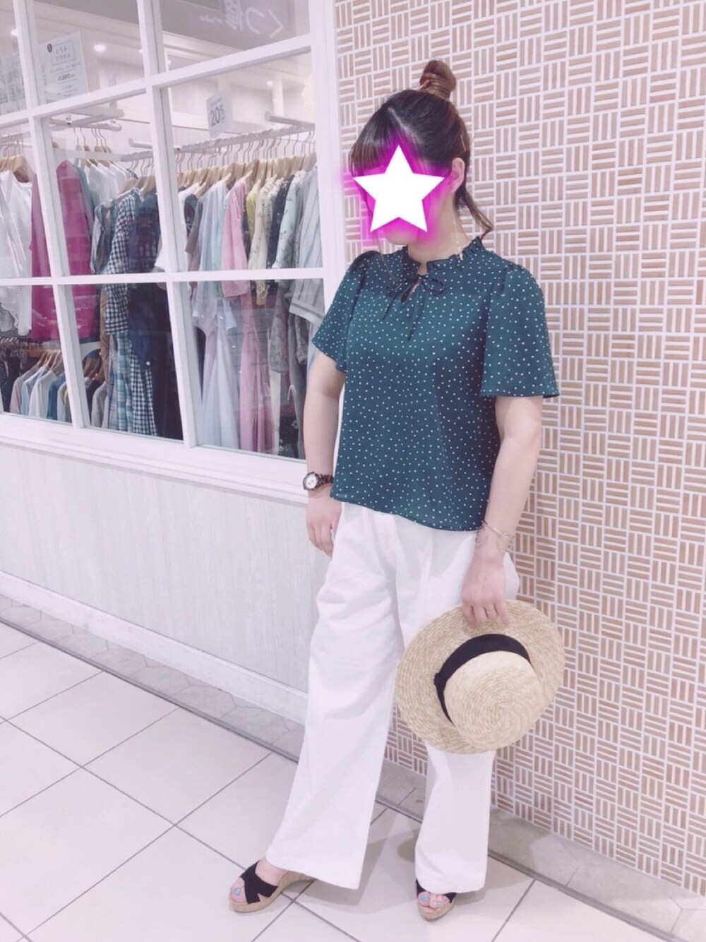 「earth music&ecology、ORiental TRaffic(ORiental TRaffic)、ドット、グリーン、ホワイト、ワイドパンツ、サンダル、おだんごヘアー」｜「earth music&ecologyの・フレアー袖ドットブラウス（シャツ/ブラウス、グリーン系）」を使った、さきめろさん（レディース・160cm）の春コーディネートの1枚目の写真