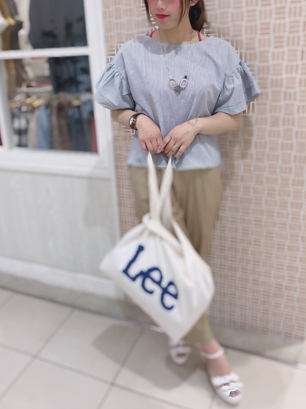 「earth music&ecology、LIZLISA、ストライプ、イージーパンツ、夏コーデ、きれいめカジュアル、オフィスカジュアル、LEE、コンビニバック」｜「earth music&ecologyの・ボリューム袖ブラウス（シャツ/ブラウス、ブルー系）」を使った、さきめろさん（レディース・160cm）の春コーディネートの1枚目の写真