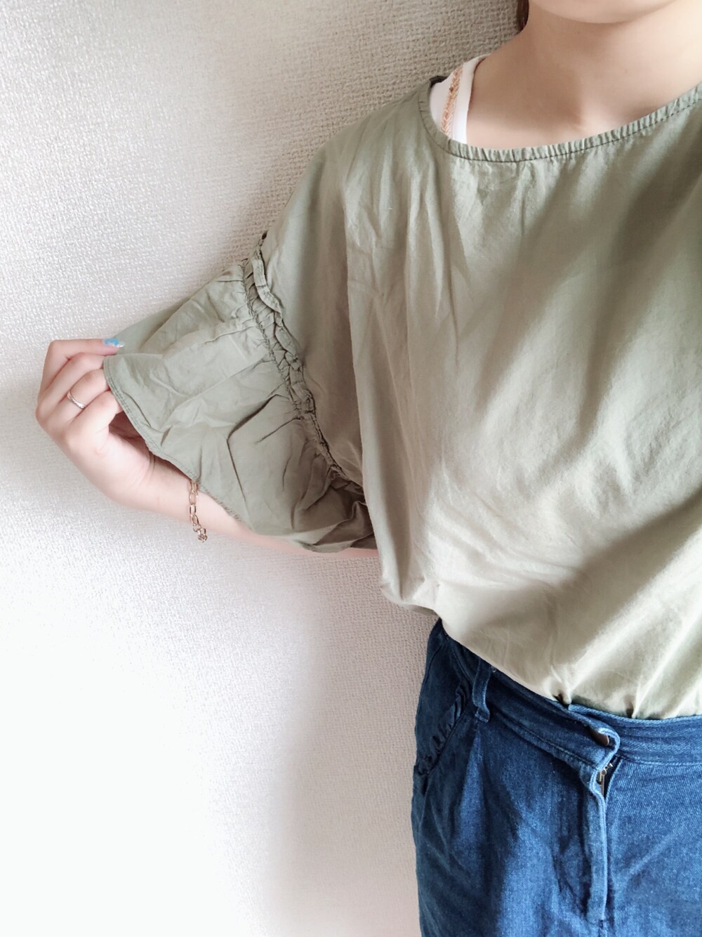 「earth music&ecology、マイメロ、デニム、カーキ、夏コーデ、AMERICAN HOLIC、楽チンコーデ、おうちスタイル、いいね、save、フォローお願いします🤑」｜「earth music&ecologyの袖ドロストフリルプルオーバー（シャツ/ブラウス、グリーン系）」を使った、さきめろさん（レディース・161cm）の夏コーディネートの1枚目の写真