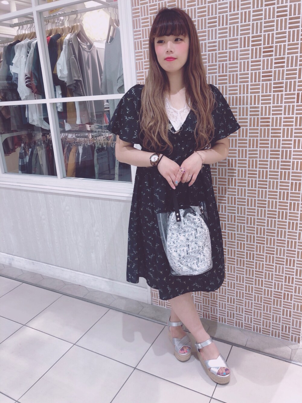 「earth music&ecology、AMERICAN HOLIC、ワンピース、サンダル、レース、花柄ワンピース、甘辛mix、いいね、save、フォローお願いします🤑」｜「AMERICAN HOLICの・アクリル&パールパーツネックレス（ネックレス、ゴールド系）」を使った、さきめろさん（レディース・161cm）の夏コーディネートの1枚目の写真