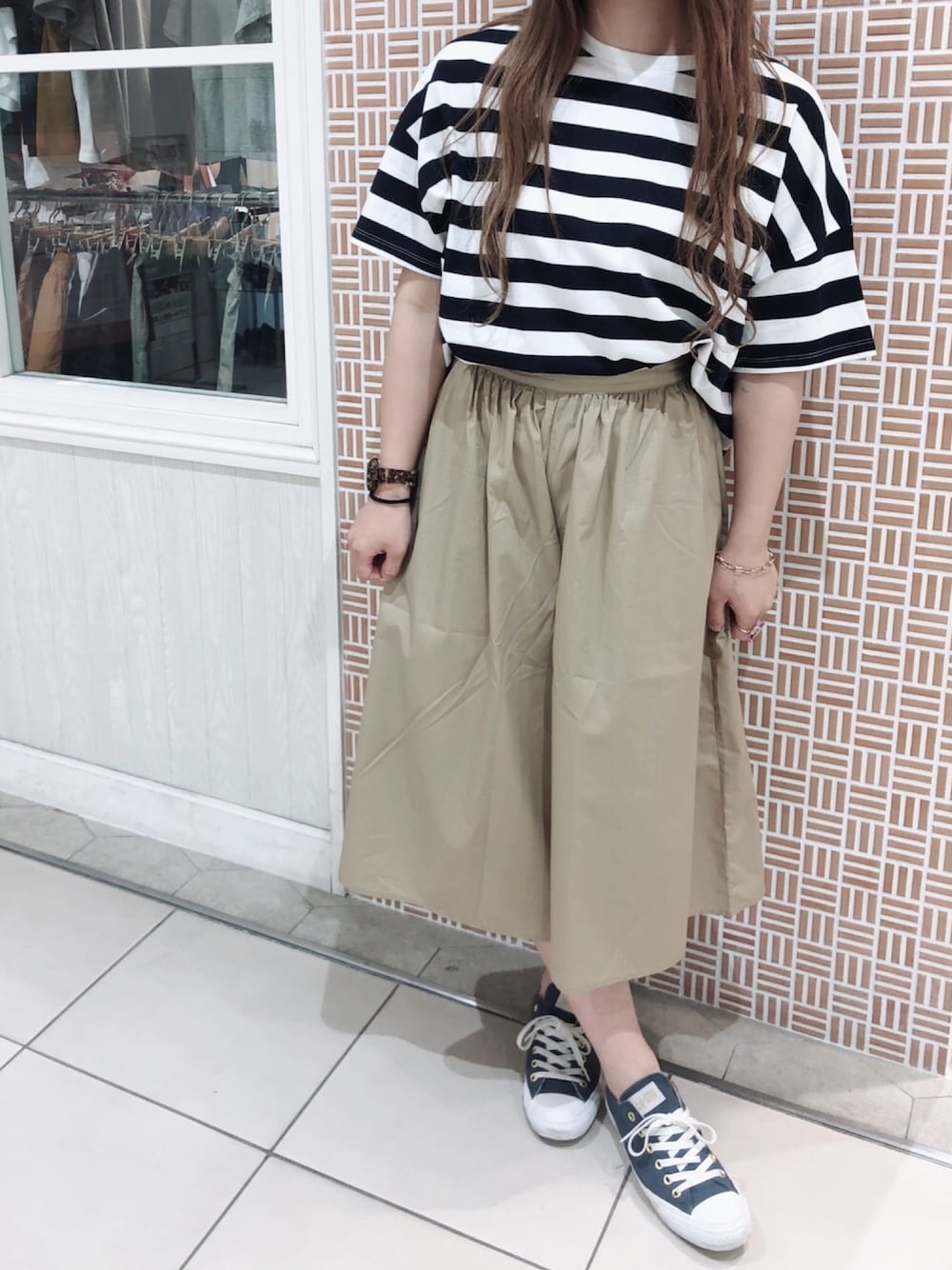 「earth music&ecology、AMERICAN HOLIC、converse、スニーカー、ボーダー、Tシャツ、スカーチョ、カジュアルコーデ、ママコーデ、いいね、save、フォローお願いします🤑」｜「earth music&ecologyの・太ピッチボーダーワイドTシャツ（Tシャツ/カットソー、ブルー系）」を使った、さきめろさん（レディース・161cm）の夏コーディネートの1枚目の写真