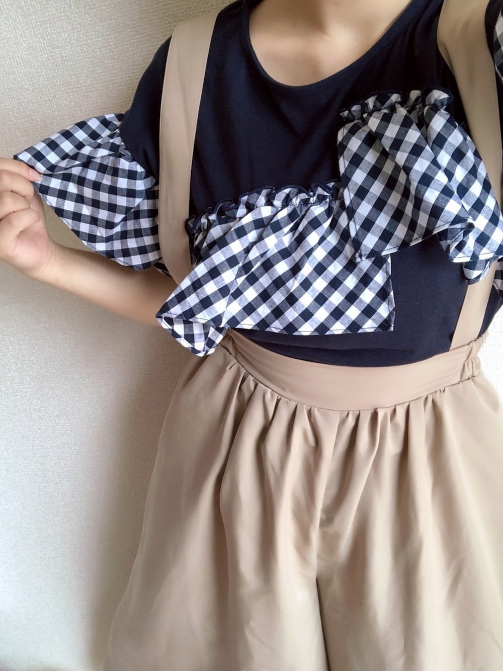 「Green Parks、Ehyphenworldgallery、Ray Cassin、私服、夏コーデ、ギンガムチェック、ラクチンコーデ、ワイドパンツ、ママコーデ、いいね、save、フォローお願いします🤑」｜「RAY CASSIN FAVORIの・RAYCASSIN 異素材ラッフル切替Tシャツ（Tシャツ/カットソー、ブルー系）」を使った、さきめろさん（レディース・161cm）の夏コーディネートの1枚目の写真