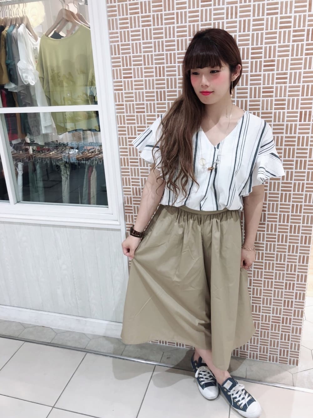 「earth music&ecology、AMERICAN HOLIC、converse、スニーカー、ストライプ、フレアスリーブ、スカーチョ、おしゃれさんと繋がりたい、大人カジュアル」｜「earth music&ecologyの・ストライプフレアスリーブVネックプルオーバー（シャツ/ブラウス、ブルー系）」を使った、さきめろさん（レディース・161cm）の夏コーディネートの1枚目の写真