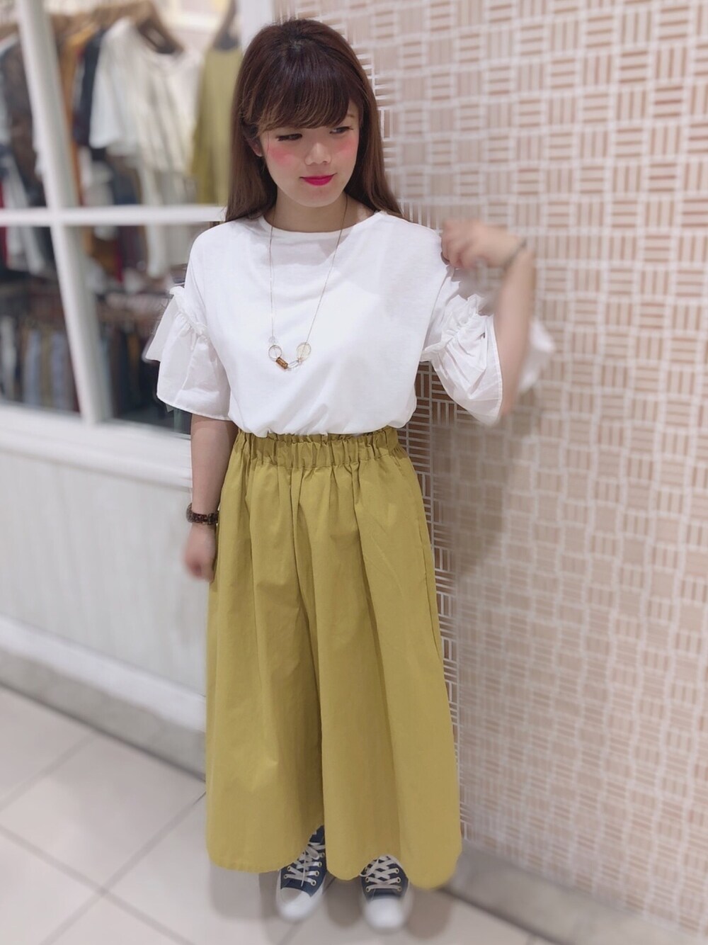 「earth music&ecology、AMERICAN HOLIC、converse、フリル、イエロー、夏、ママファッション、いいね、save、フォローお願いします🤑」｜「AMERICAN HOLICの・アクリル&パールパーツネックレス（ネックレス、ゴールド系）」を使った、さきめろさん（レディース・161cm）の夏コーディネートの1枚目の写真