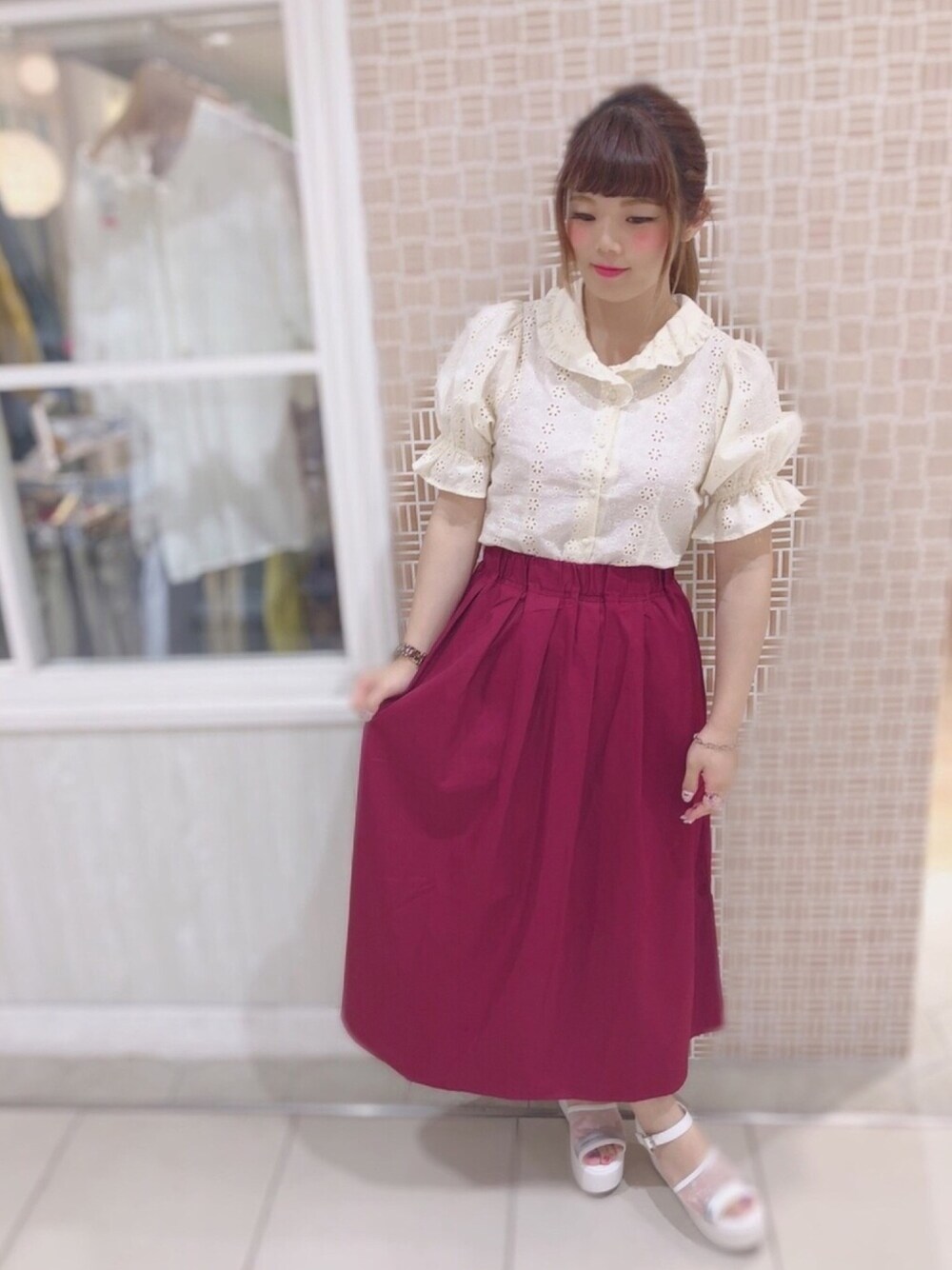 「earth music&ecology、nicoron、刺繍、ボルドー、秋コーデ、秋のコーデ、夏コーデ、おしゃれさんと繋がりたい、キレイめ」｜「earth music&ecologyの・コットン刺繍ブラウス ●（シャツ/ブラウス、ホワイト系）」を使った、さきめろさん（レディース・161cm）の夏コーディネートの1枚目の写真