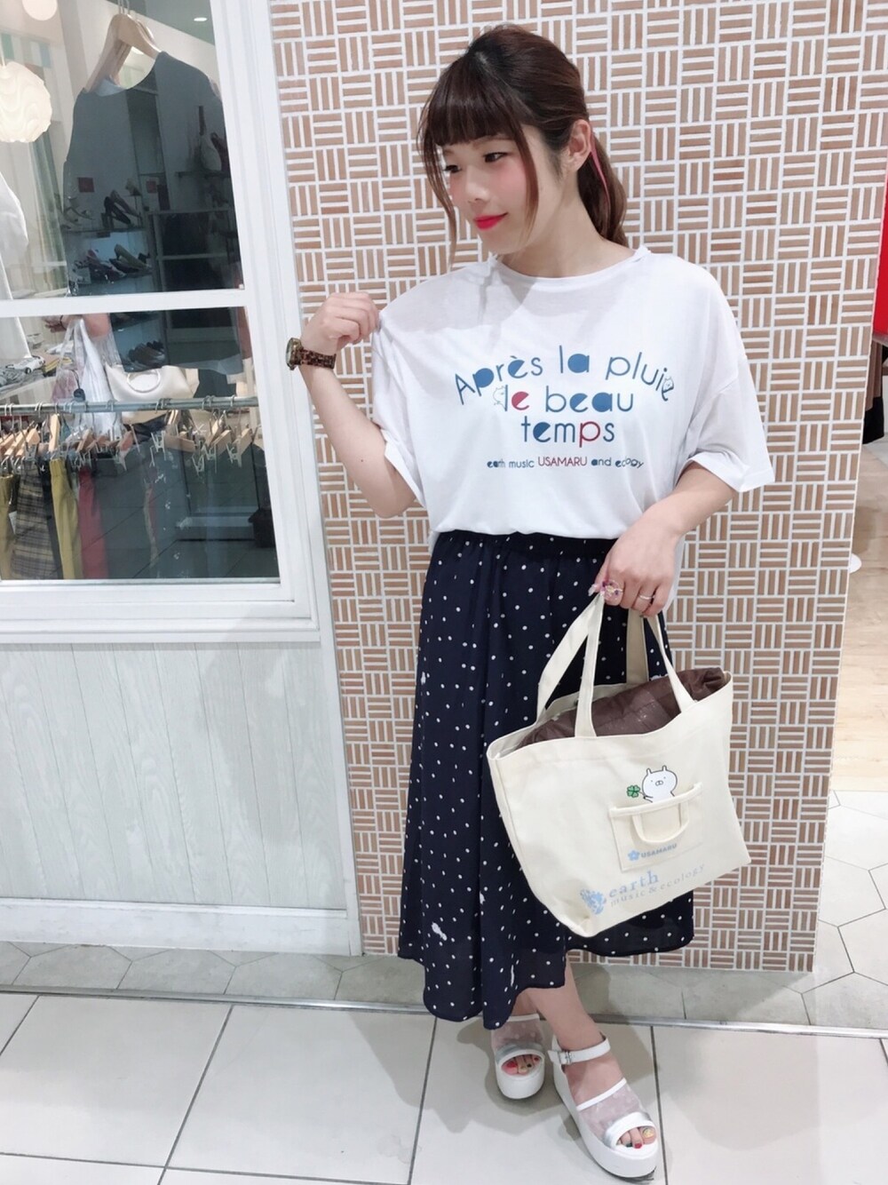 「earth music&ecology、うさまる、夏コーデ、ドット、トートバッグ、Tシャツ、サンダル、nicoron、おしゃれさんと繋がりたい、いいね、save、フォローお願いします🤑」｜「earth music&ecologyの・うさまるﾌﾟﾘﾝﾄTｼｬﾂ（Tシャツ/カットソー、ホワイト系）」を使った、さきめろさん（レディース・161cm）の夏コーディネートの1枚目の写真