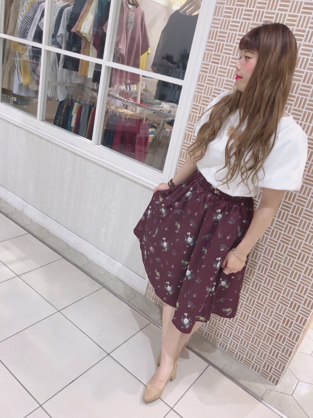 「earth music&ecology、秋のコーデ、オトナカジュアル、おしゃれさんと繋がりたい、キレイめ、バルーンスリーブ、ボルドー、花柄、夏コーデ、いいね、save、フォローお願いします🤑」｜「earth music&ecologyのチャンキーヒール（パンプス、イエロー系）」を使った、さきめろさん（レディース・161cm）の夏コーディネートの1枚目の写真