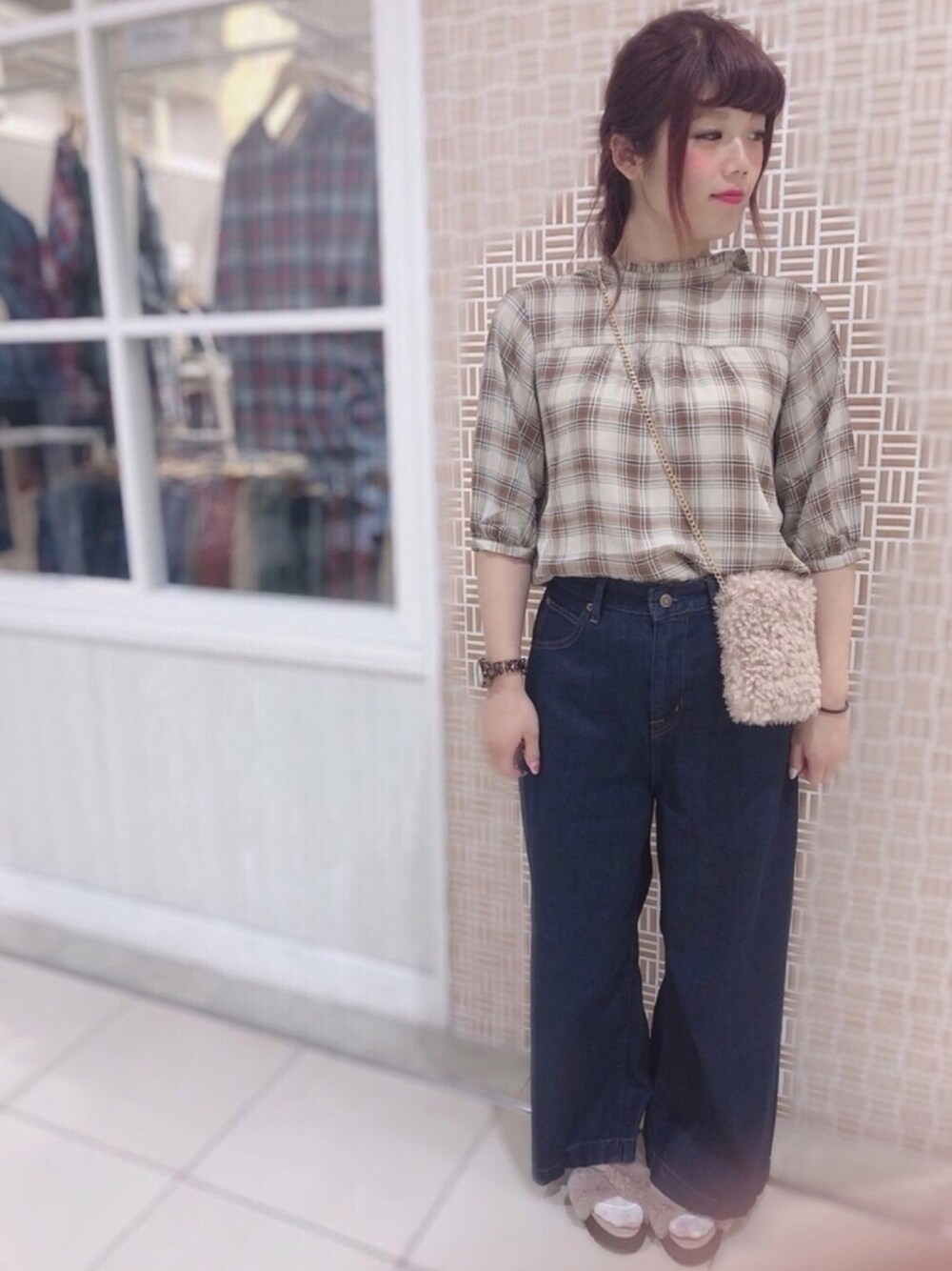 「earth music&ecology、ORiental TRaffic(ORiental TRaffic)、秋コーデ、大人カジュアル、チェックシャツ、デニムパンツ、秋のコーデ、チェーンバッグ、ファー小物、ファーサンダル」｜「earth music&ecologyのスタンドフリル半袖ブラウス（シャツ/ブラウス、ベージュ系）」を使った、さきめろさん（レディース・161cm）の夏コーディネートの1枚目の写真