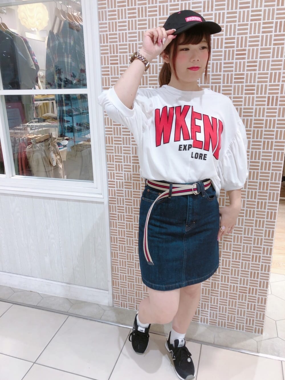 「earth music&ecology、nicoron、New Balance、スニーカー、スウェット、デニムパンツ、キャップ、カジュアルコーデ、秋のコーデ、休日スタイル」｜「NiCORONのリメイク風バルーンスリーブプルオーバー（Tシャツ/カットソー、ホワイト系）」を使った、さきめろさん（レディース・161cm）の夏コーディネートの1枚目の写真