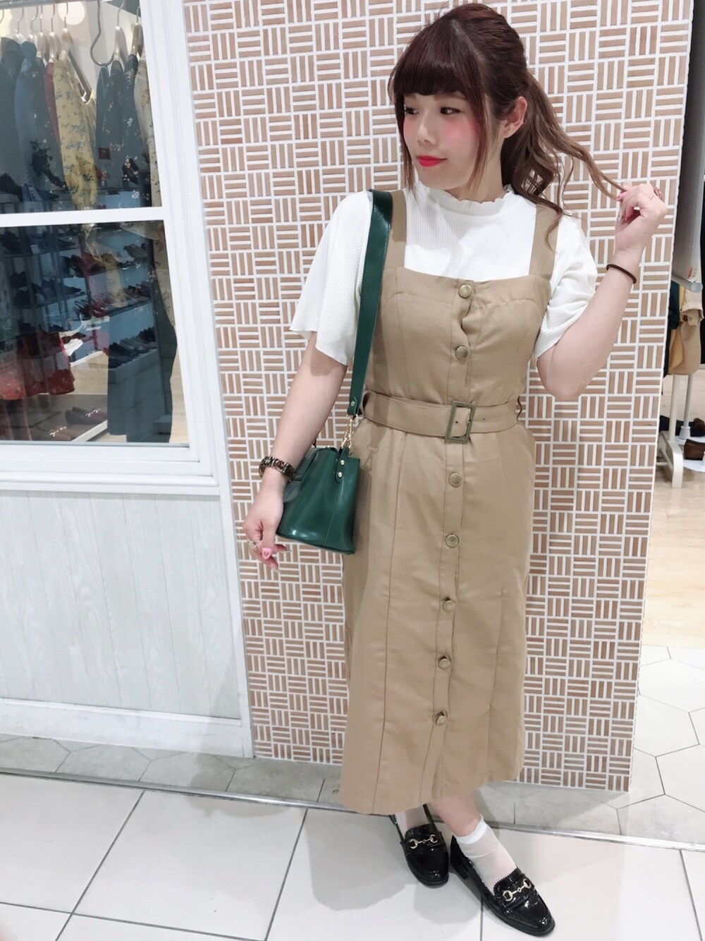 「earth music&ecology、axes femme、セットアイテム、秋のコーデ、プチプラ、シンプルコーデ、グリーン、ローファー、オトナカジュアル、楽チンコーデ」｜「earth music&ecologyのSET2点 Iラインワンピース+プルオーバー（ワンピース、ベージュ系）」を使った、さきめろさん（レディース・161cm）の夏コーディネートの1枚目の写真