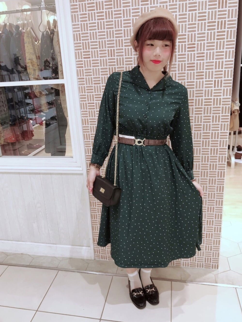 「earth music&ecology、axes femme、グリーン、ドット、ワンピース、ベレー帽、秋のコーデ、ローファー、楽チンコーデ、レトロ」｜「earth music&ecologyのバスクベレー（ハンチング/ベレー帽、ベージュ系）」を使った、さきめろさん（レディース・161cm）の夏コーディネートの1枚目の写真