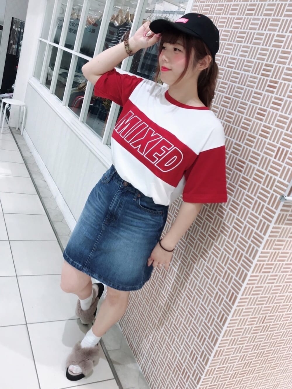 「earth music&ecology、nicoron、New Balance、スニーカー、ブラック、デニム、スポーツミックス、ボルドー、キャップ、秋のコーデ」｜「NiCORONのバイカラーロゴチュニック（Tシャツ/カットソー、レッド系）」を使った、さきめろさん（レディース・161cm）の夏コーディネートの1枚目の写真