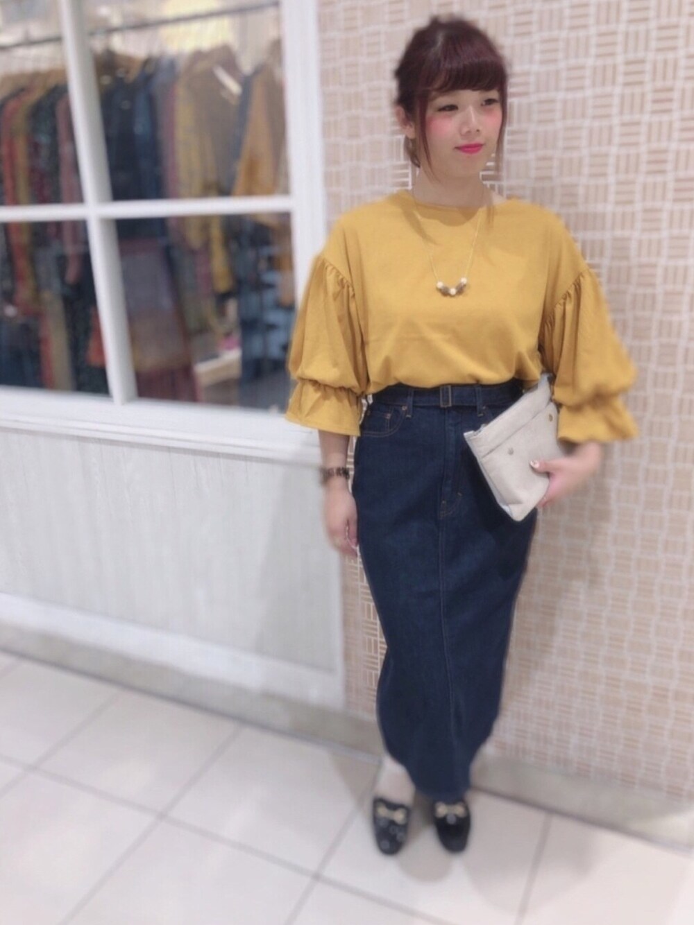 「earth music&ecology、axesfemme、マスタード、キャンディスリーブ、デニム、デニムスカート、クラッチバッグ、ローファー、秋のコーデ、オトナカジュアル」｜「earth music&ecologyのフロッキー&パールネックレス（ネックレス、グレー系）」を使った、さきめろさん（レディース・161cm）の夏コーディネートの1枚目の写真