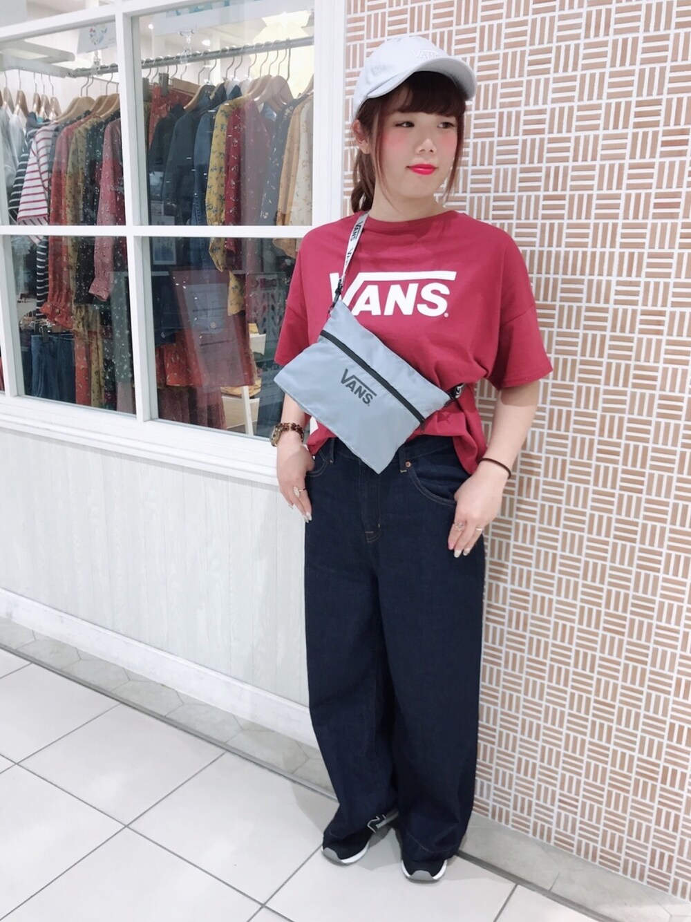 「earth music&ecology、VANS、New Balance、Tシャツ、ボルドー、サコッシュ、デニム、スニーカー、秋のコーデ、カジュアル」｜「VANSの【別注】VANS×earthTシャツ（Tシャツ/カットソー、レッド系）」を使った、さきめろさん（レディース・161cm）の夏コーディネートの1枚目の写真