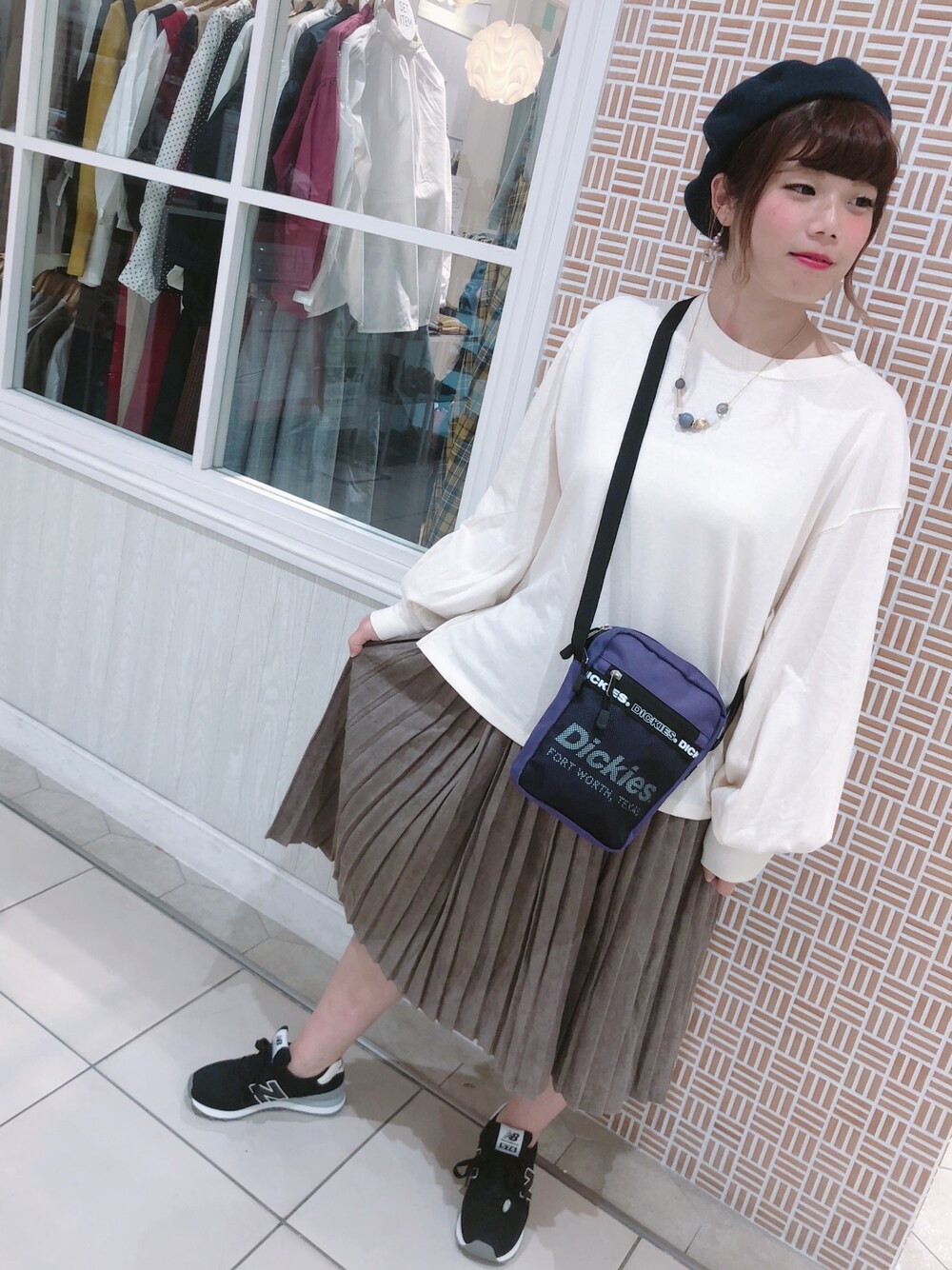 「earth music&ecology、New Balance、Dickies、スニーカー、プリーツスカート、秋コーデ、カジュアル、スウェット、休日コーデ、ゆるコーデ」｜「earth music&ecologyのバスクベレー（ハンチング/ベレー帽、ブルー系）」を使った、さきめろさん（レディース・161cm）の秋コーディネートの1枚目の写真