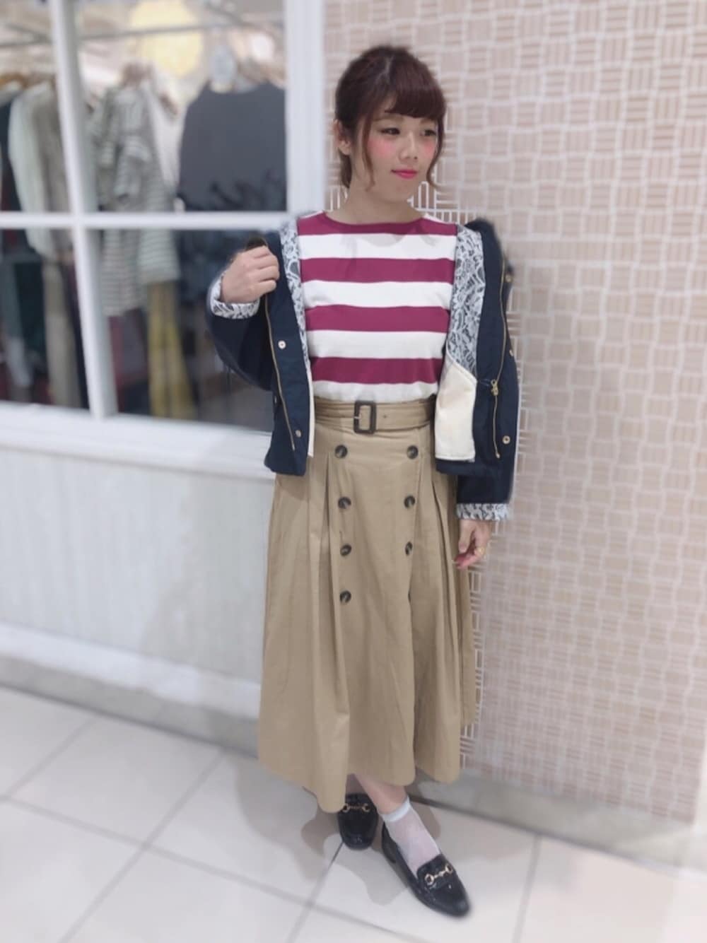 「earth music&ecology、axes femme、秋服準備はじめました、秋のコーデ、ボーダー、ボルドー、トレンチスカート、マウンテンパーカー、レース、大人カジュアル」｜「earth music&ecologyのボーダーボーダーSSプルオーバー(ワイド)（Tシャツ/カットソー、レッド系）」を使った、さきめろさん（レディース・161cm）の秋コーディネートの1枚目の写真