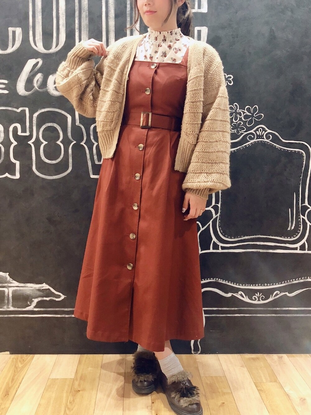 「Green Parks、earth music&ecology、トンレチワンピース、フラワー、ハイネック、カーディガン、バルーンスリーブ、ローファー、ファー、冬」｜「Green　Parksの・フラワーptシャーリングハイネックブラウス（シャツ/ブラウス、ホワイト系）」を使った、さきめろさん（レディース・161cm）の秋コーディネートの1枚目の写真