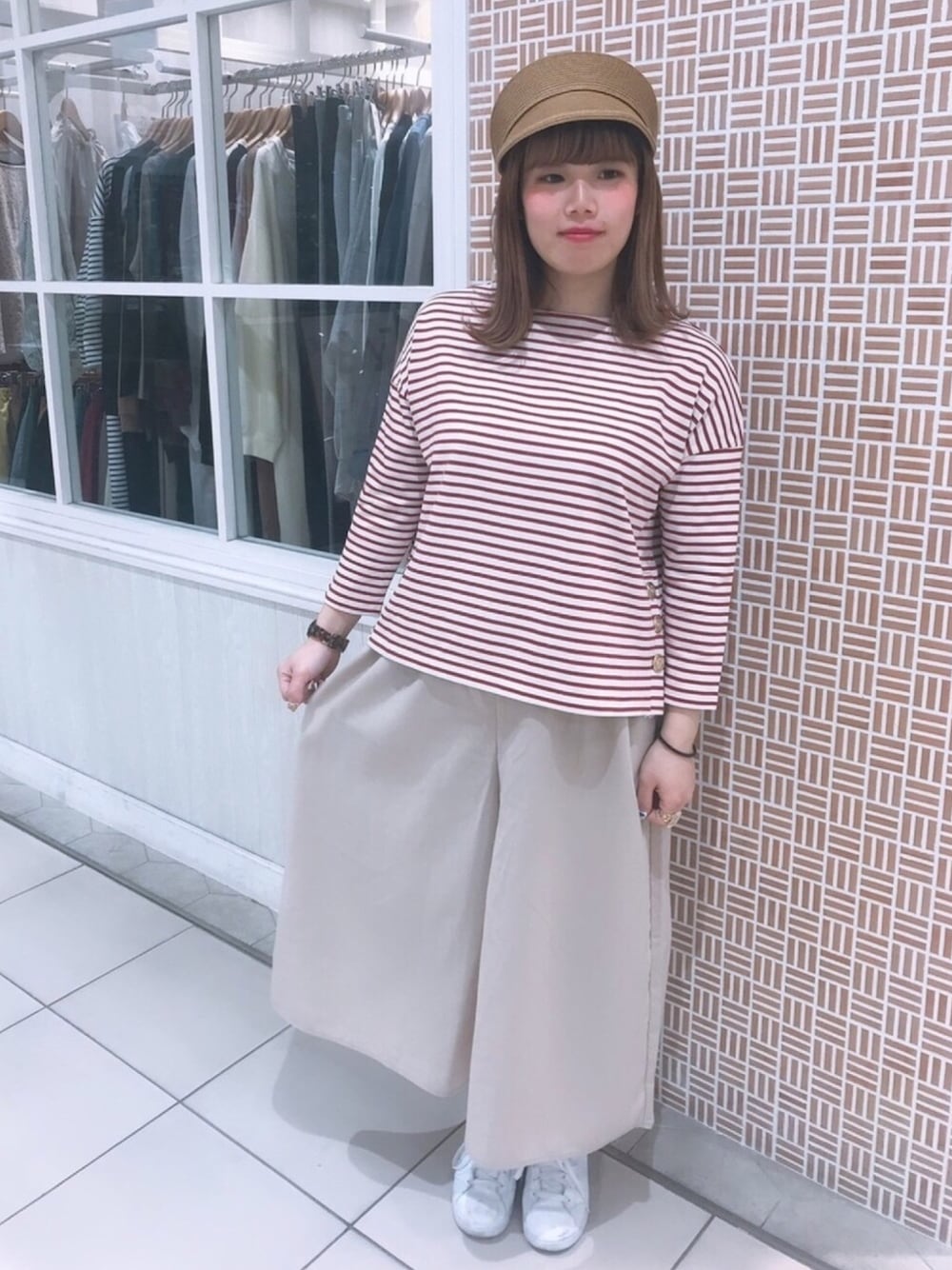 「earth music&ecology、adidas、スニーカー、ボーダー、マリン、おしゃれさんと繋がりたい、ママファッション、カジュアルコーデ、大人カジュアル、春色」｜「earth music&ecologyのマリン釦ボーダープルオーバー（Tシャツ/カットソー、レッド系）」を使った、さきめろさん（レディース・161cm）の春コーディネートの1枚目の写真