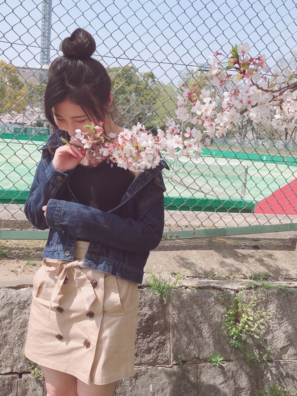 「春コーデ、へザー、肩だし、デニム、レース、桜、おしゃれさんと繋がりたい、お花見コーデ、お団子ヘアー」｜「Heatherのワイドレース２WAYタンクトップ　781576（タンクトップ、ブラック系）」を使った、MIKUさん（レディース・163cm）の春コーディネートの1枚目の写真