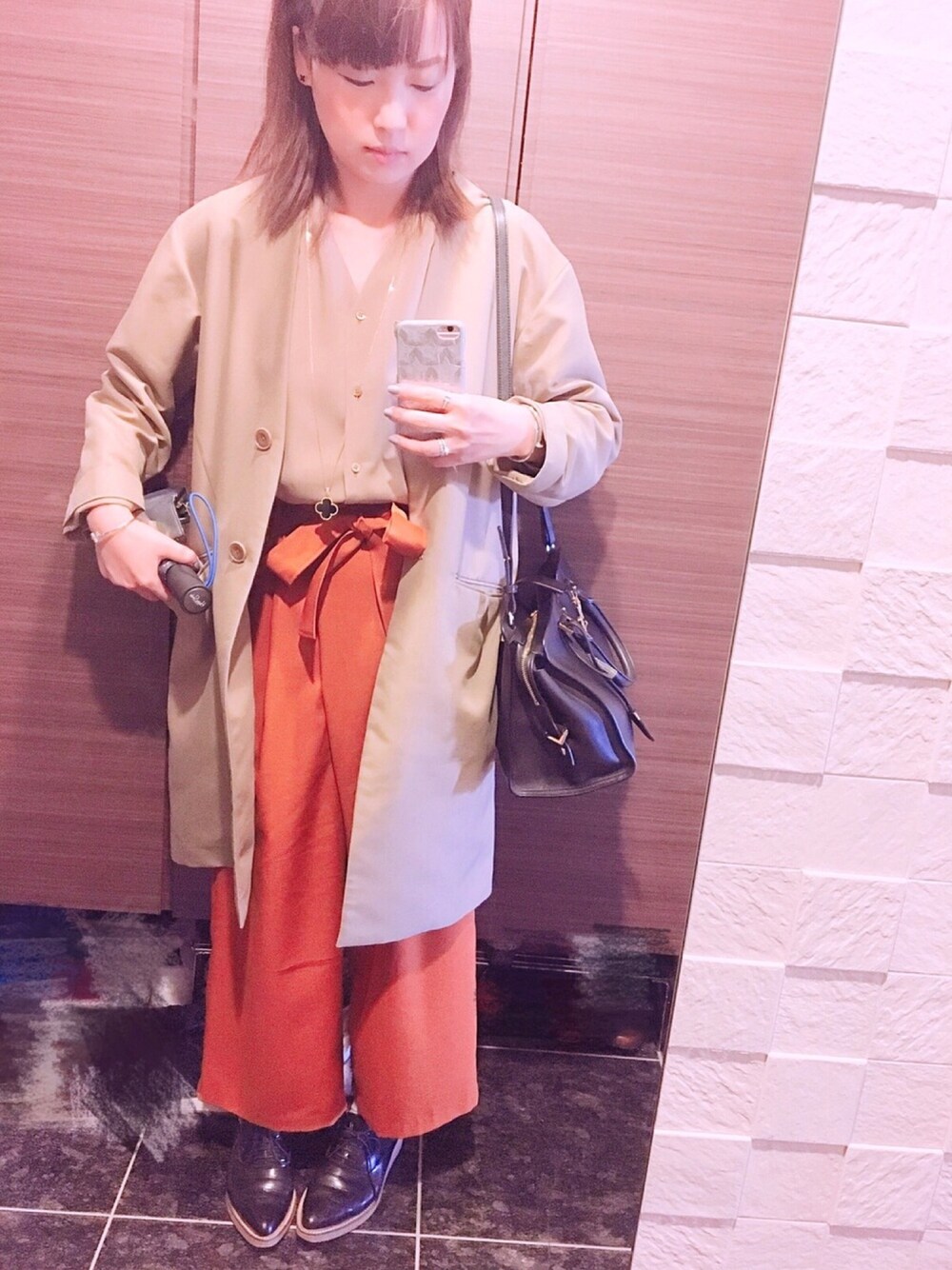 「通勤、同色コーデ、オトナカジュアル、ヴァンクリーフ、サンローランパリ」｜「SAINT LAURENT PARISのアイテム（ショルダーバッグ、ブラック系）」を使った、double_jun_yさん（レディース・157cm）の春コーディネートの1枚目の写真