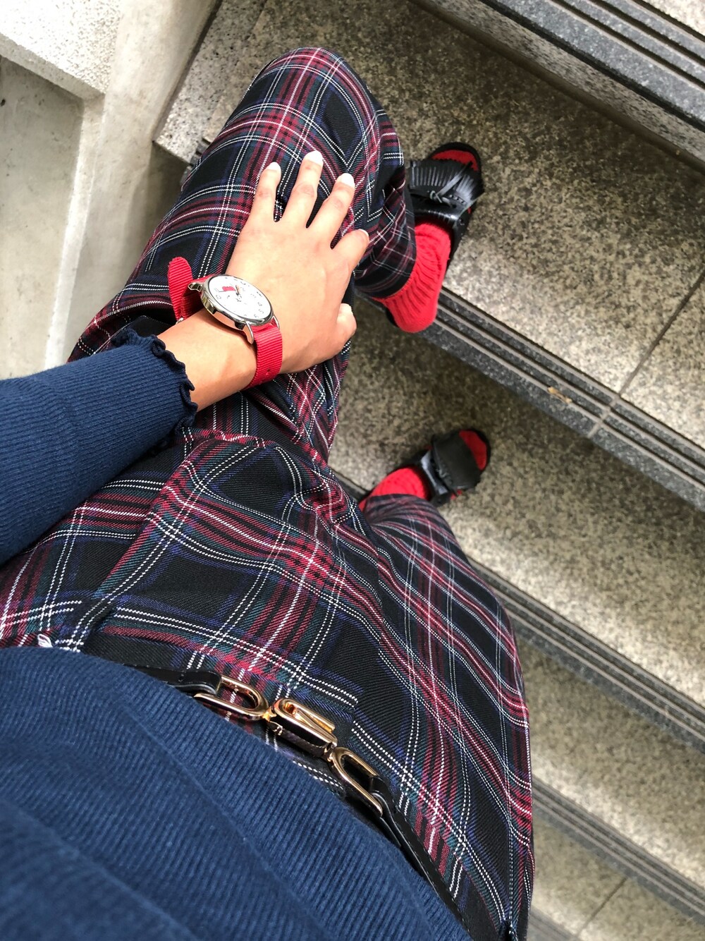 ブラウン系のスラックス、ブルー系のTシャツ/カットソー、ブラック系のサンダルを着用したレディースの秋コーディネートの1枚目の写真