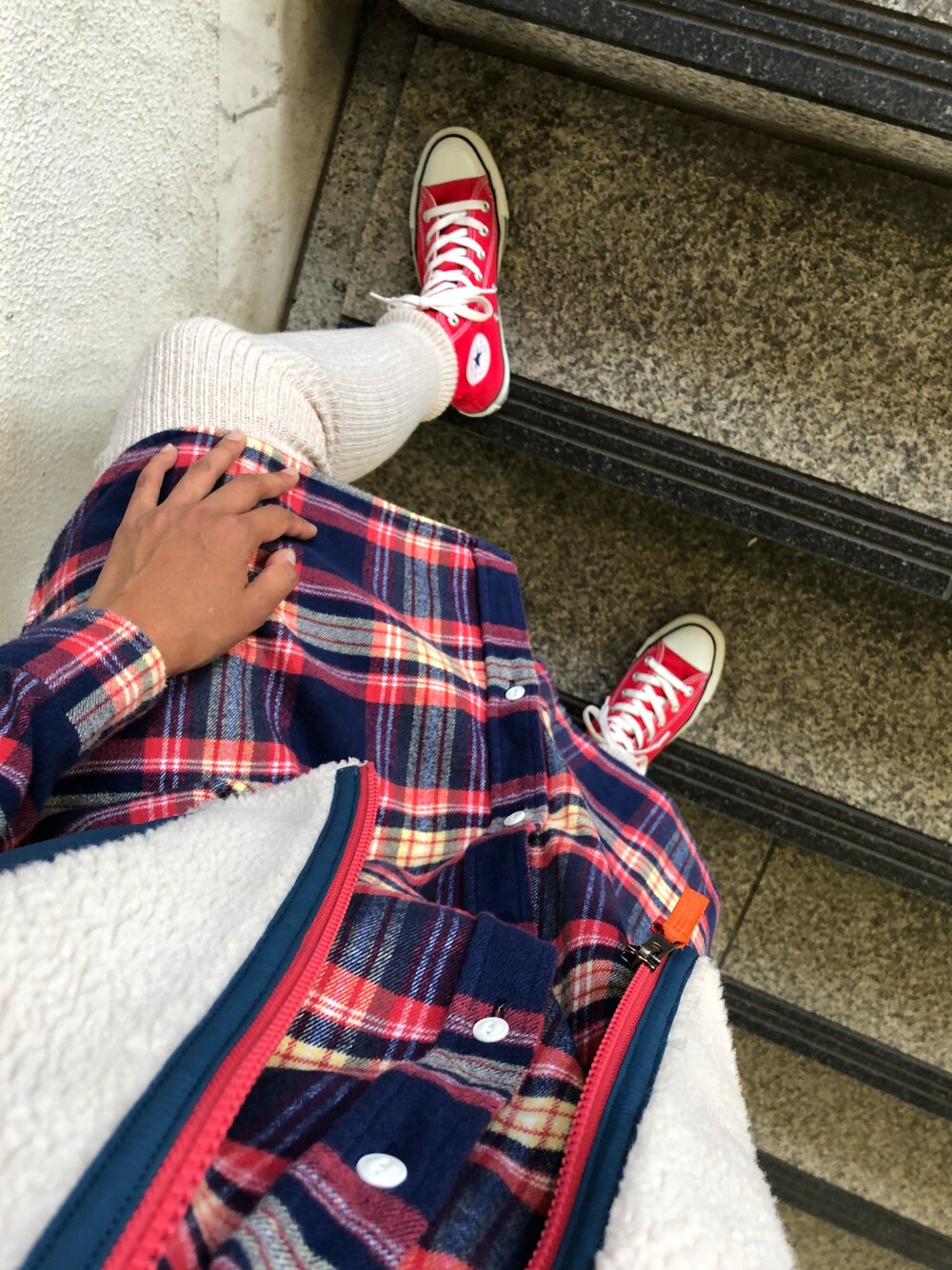 「BEAMS BOY、GU、チェックシャツ、レギンス、converse、ALL STAR、patagonia、レトロX、ベスト、秋コーデ」｜「CONVERSEのCONVERSE コンバース ALL STAR HI オールスター ハイ（スニーカー、レッド系）」を使った、marinosukeさん（レディース・157cm）の秋コーディネートの1枚目の写真