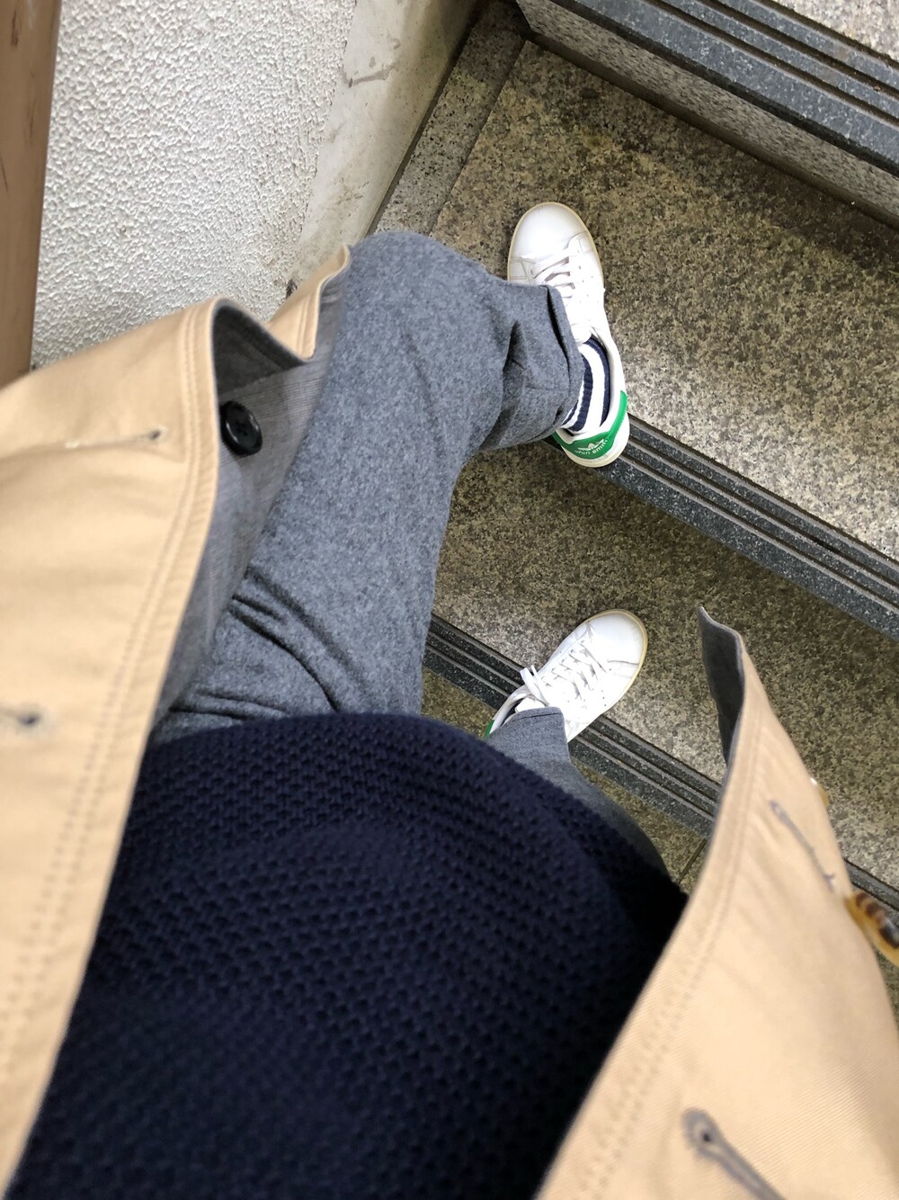 ホワイト系のスニーカー、グレー系のその他パンツ、ブルー系のニット/セーターを着用したレディースの秋コーディネートの1枚目の写真